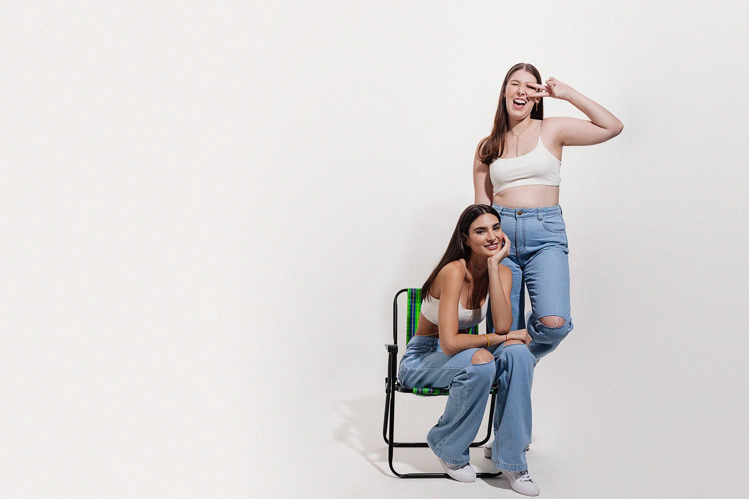 Compre Online na Loja Amorope, o site com as melhores opções de calças jeans e sarja. Modelos de diferentes tecidos, modelagens e cores para renovar o seu visual com muito estilo e bom gosto. O Melhor da Moda Feminina.