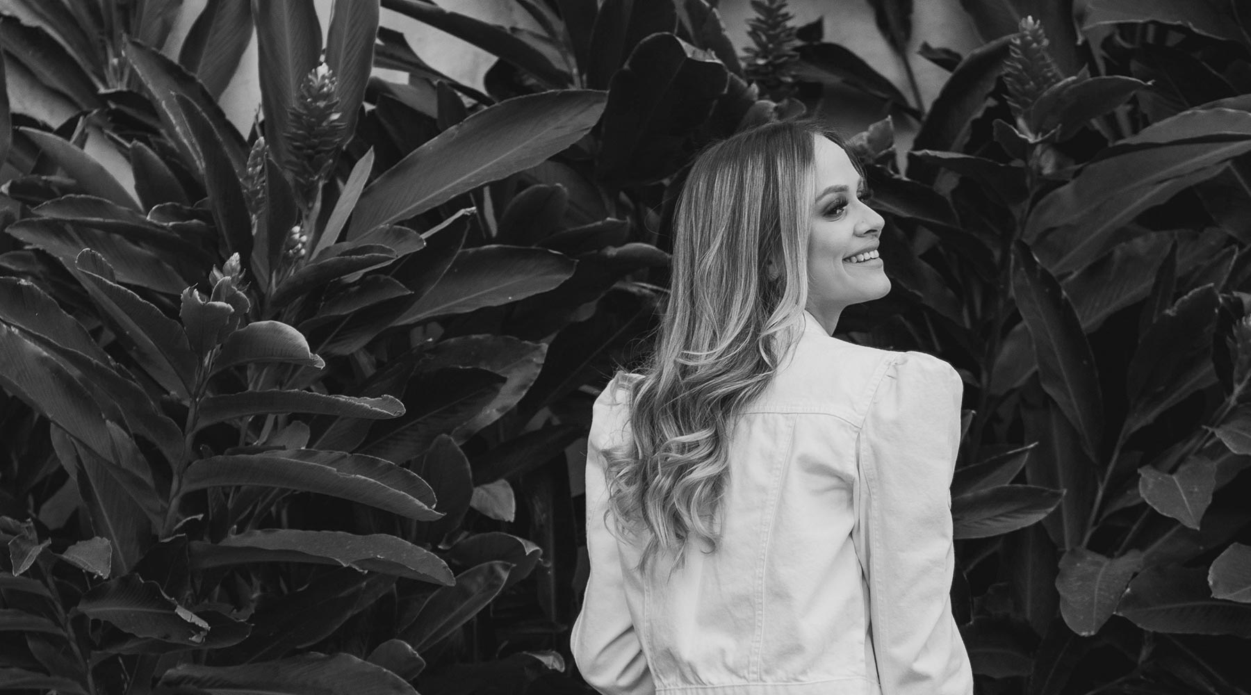 Compre Online na Loja Amorope, o site com as melhores opções de jaquetas femininas. Modelos de diferentes tecidos, lavagens, modelagens e cores para renovar o seu visual com muito estilo e bom gosto. O Melhor da Moda Feminina.