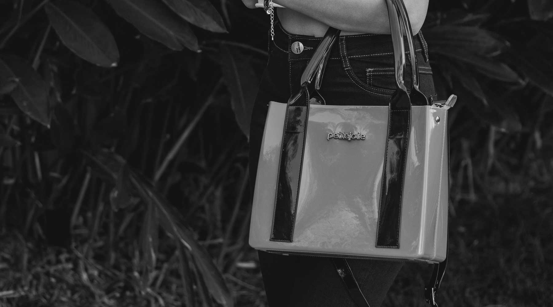 Compre Petite Jolie na Amorope, um site completo para quem ama moda feminina. As melhores ofertas de Bolsas, Tênis, Sandálias, Chinelos, Botas e Acessórios. Acesse nosso site e confira as promoções.