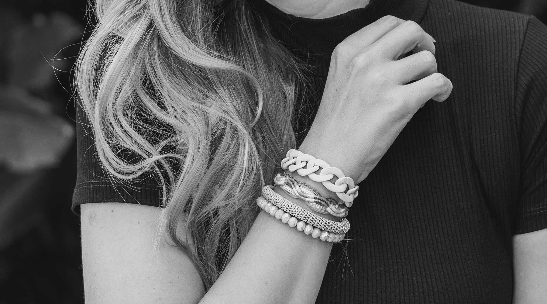 Compre Online na Loja Amorope, o site com as melhores opções de pulseiras femininas. Modelos  com pedras, pingentes, banhadas, esmaltadas, delicadas e muito mais para renovar o seu visual com muito estilo e bom gosto. O Melhor da Moda Feminina.