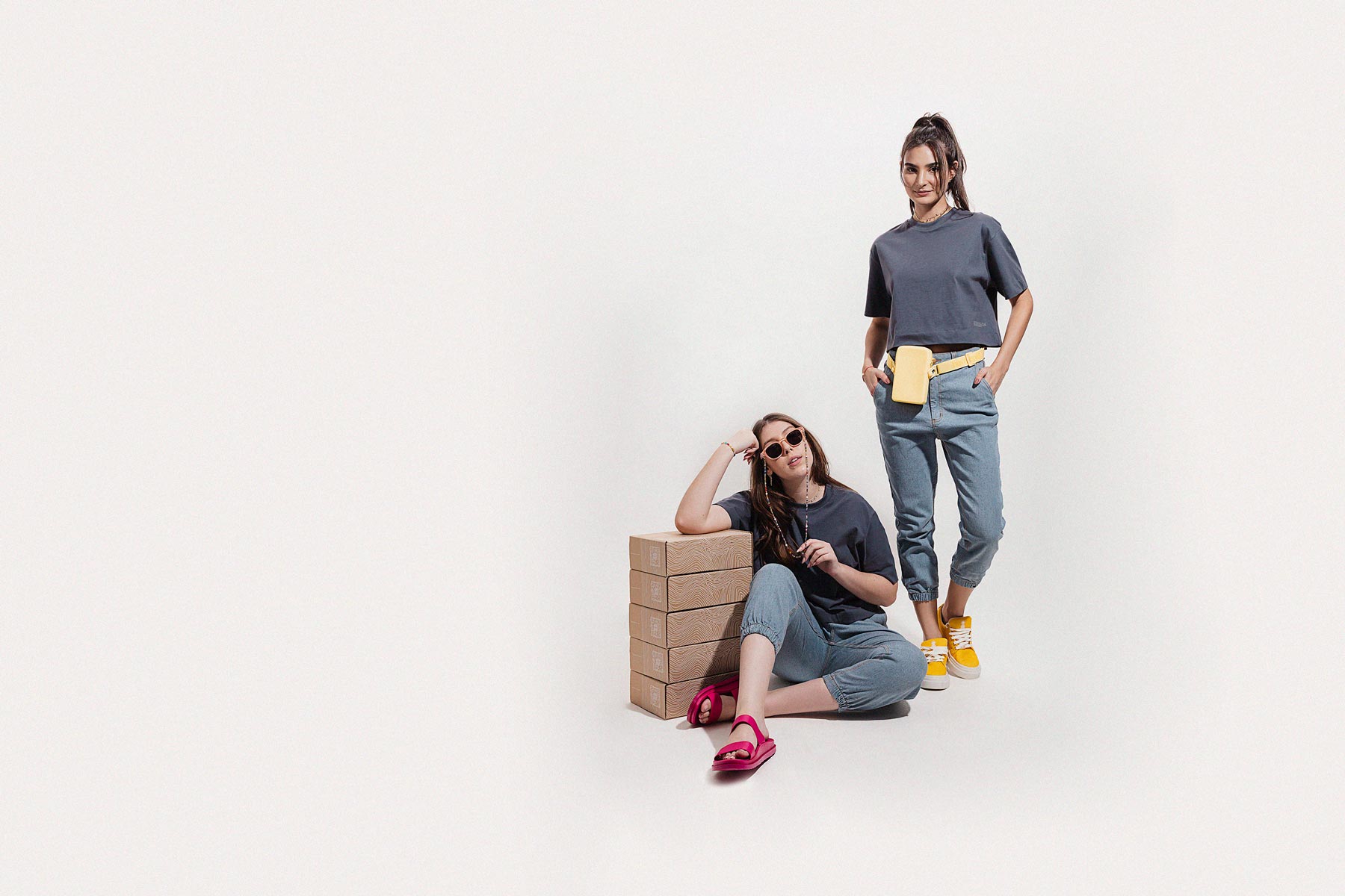 Compre online na melhor loja de moda feminina, encontre as melhores opções de roupas, calçados e acessórios. Peças estilosas, básicas e atemporais.