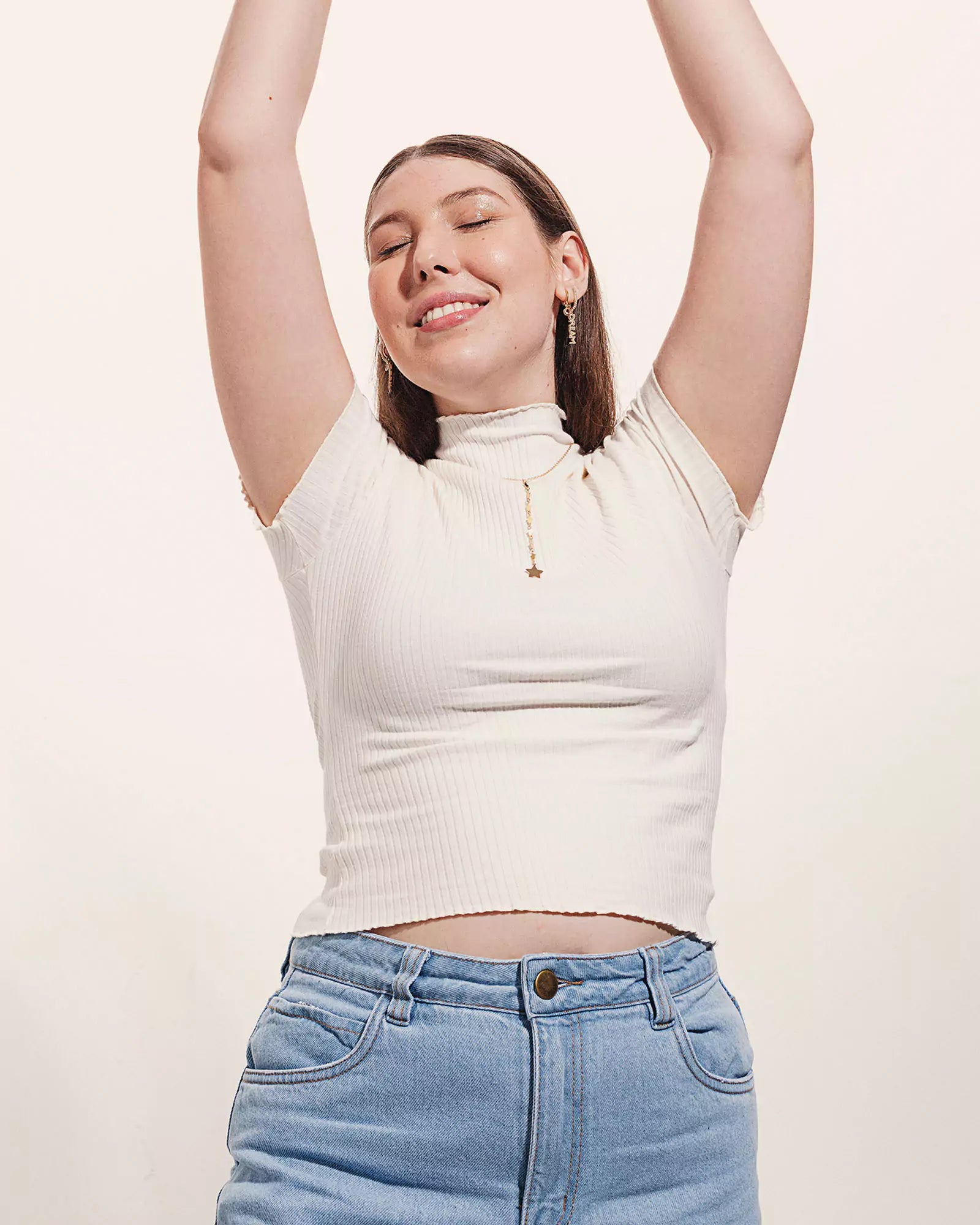 Blusa Gola Alta Verbena Branca Minimadeia Compre roupas estilosas na Amorope, site seguro, frete grátis e parcelamento sem juros. Moda feminina e masculina num só lugar.