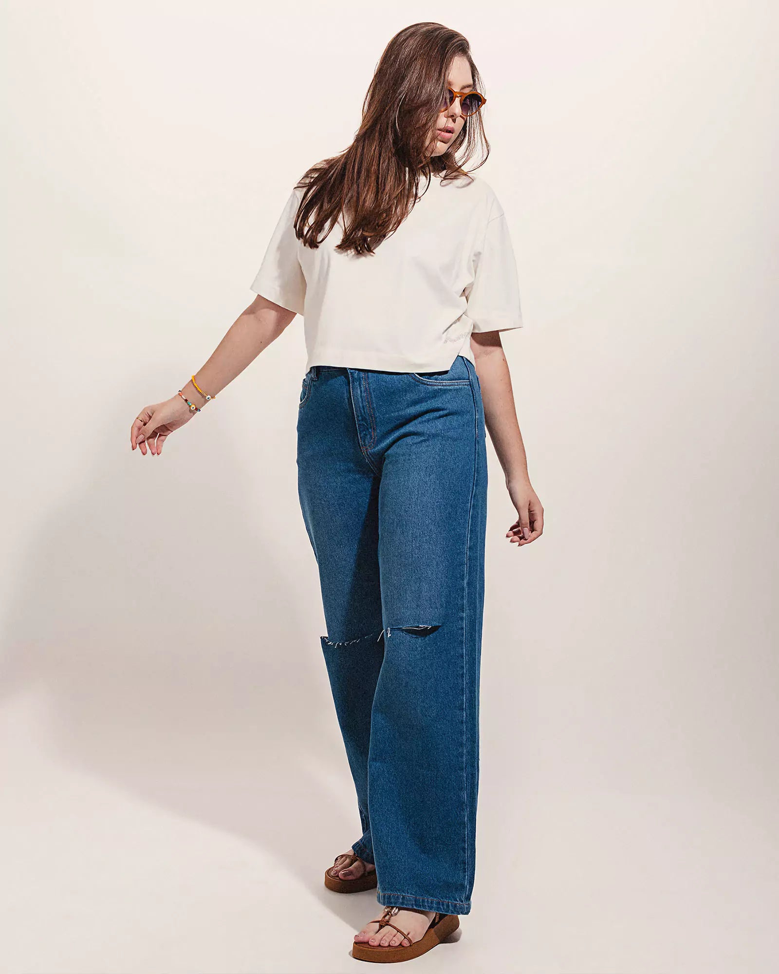 T-shirt Cropped Oversized Antúrio Branca Minimadeia Compre roupas estilosas na Amorope, site seguro, frete grátis e parcelamento sem juros. Moda feminina e masculina num só lugar.
