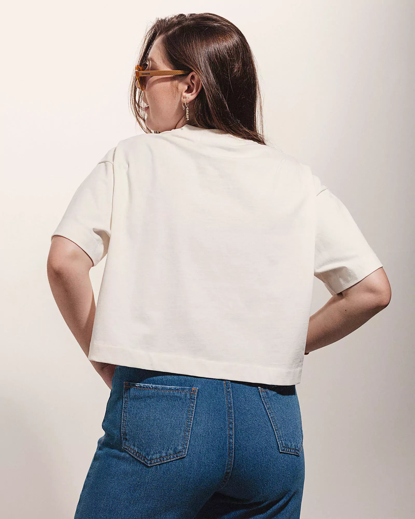 T-shirt Cropped Oversized Antúrio Branca Minimadeia Compre roupas estilosas na Amorope, site seguro, frete grátis e parcelamento sem juros. Moda feminina e masculina num só lugar.