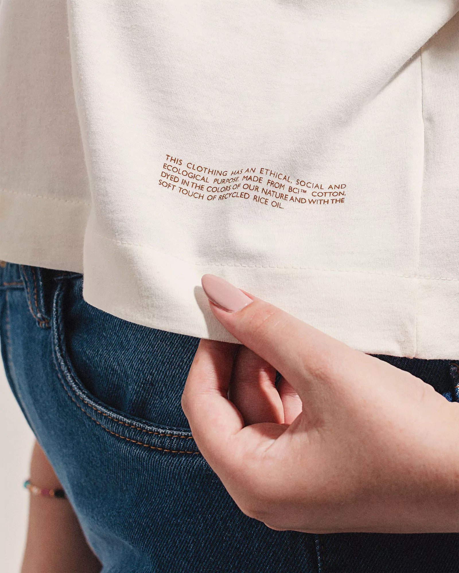 T-shirt Cropped Oversized Antúrio Branca Minimadeia Compre roupas estilosas na Amorope, site seguro, frete grátis e parcelamento sem juros. Moda feminina e masculina num só lugar.