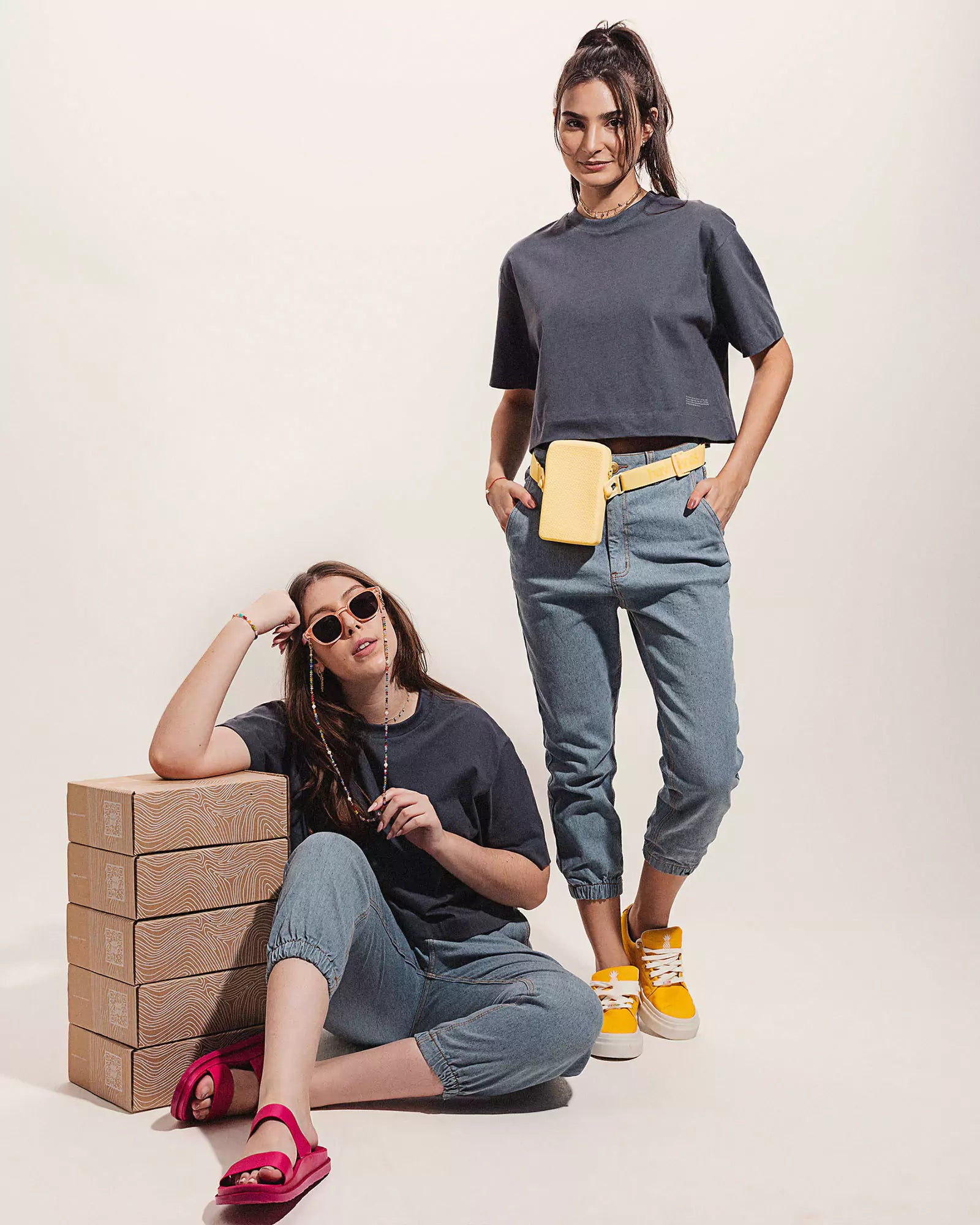 T-shirt Cropped Oversized Antúrio Grafite Minimadeia Compre roupas estilosas na Amorope, site seguro, frete grátis e parcelamento sem juros. Moda feminina e masculina num só lugar.