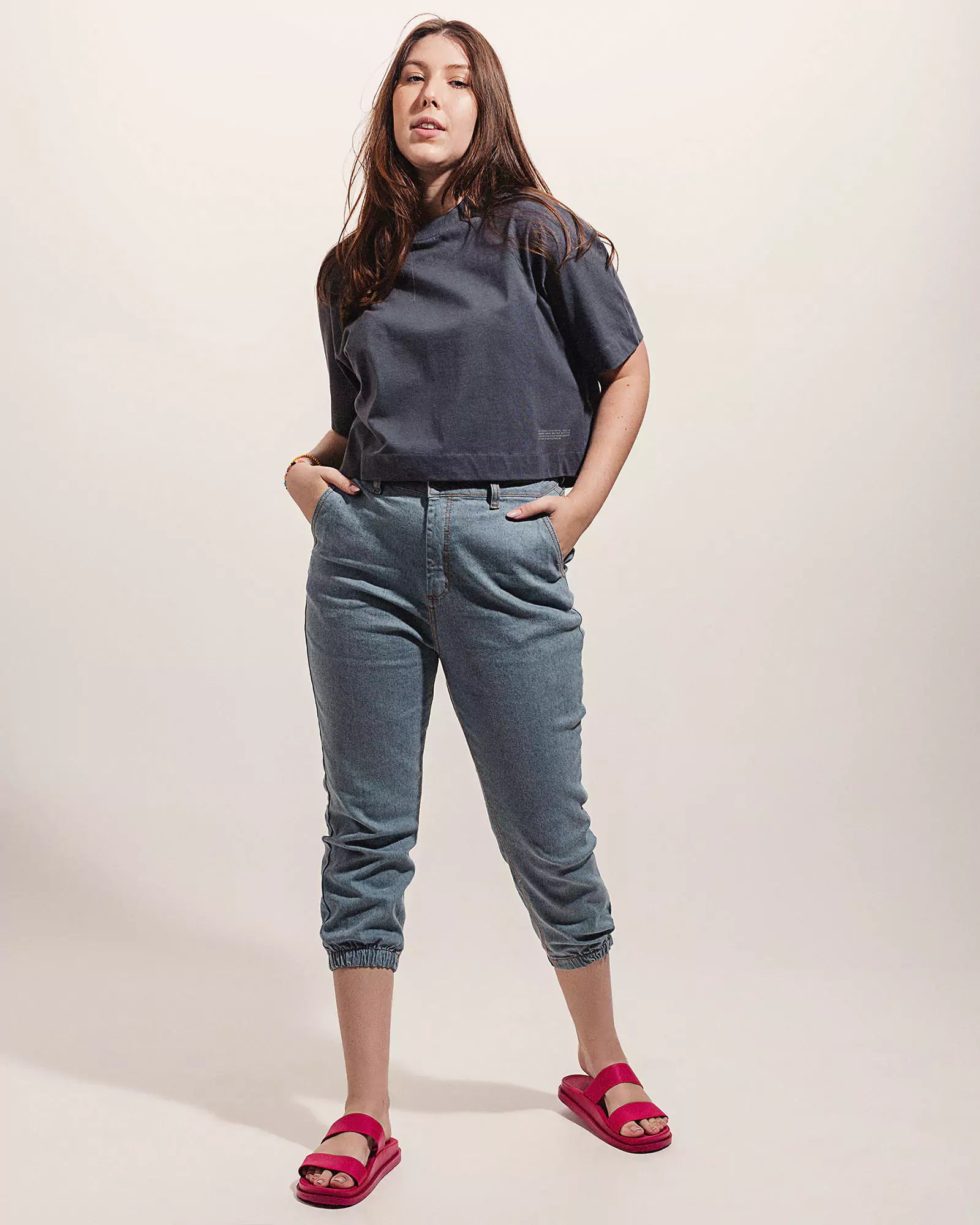 T-shirt Cropped Oversized Antúrio Grafite Minimadeia Compre roupas estilosas na Amorope, site seguro, frete grátis e parcelamento sem juros. Moda feminina e masculina num só lugar.