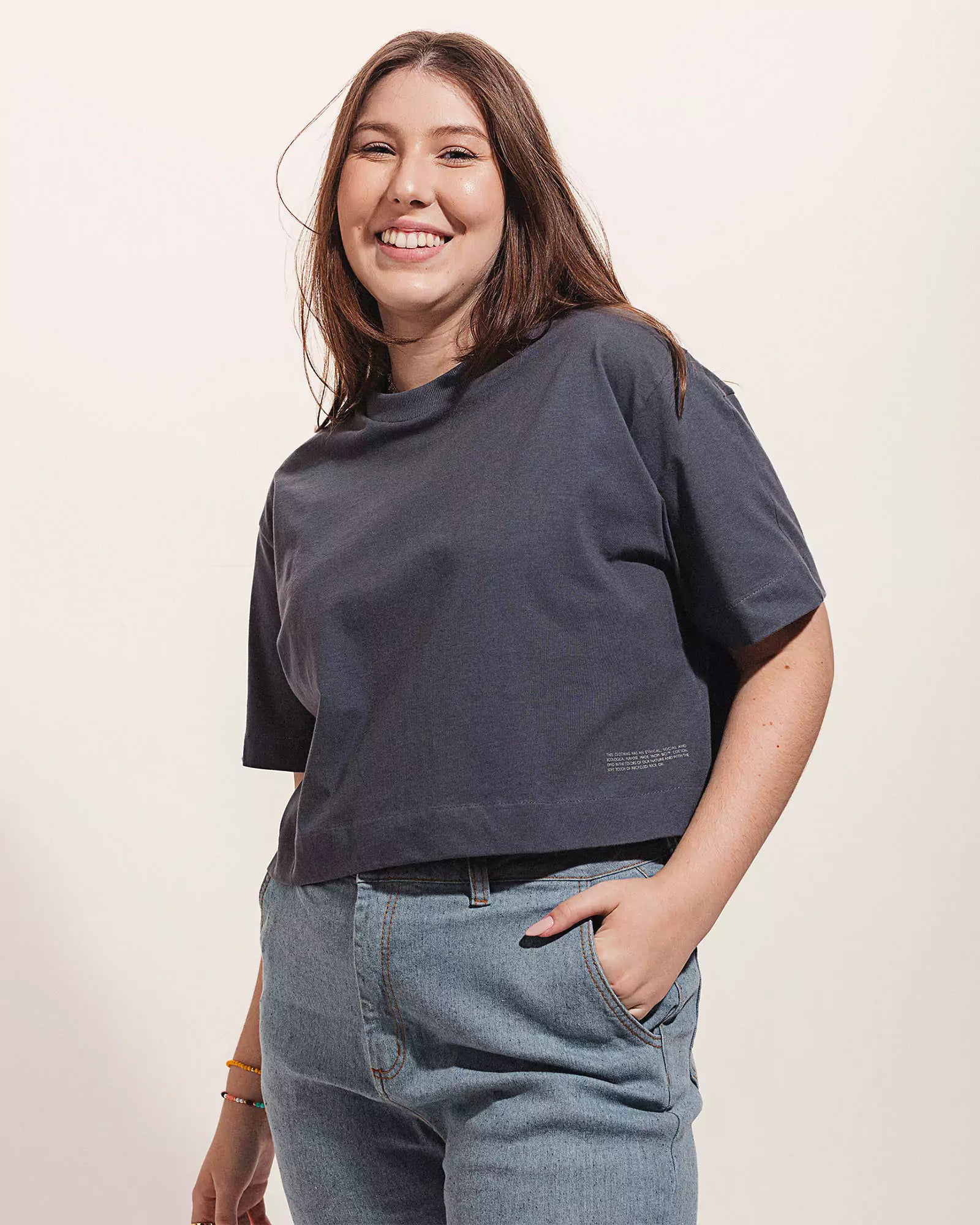 T-shirt Cropped Oversized Antúrio Grafite Minimadeia Compre roupas estilosas na Amorope, site seguro, frete grátis e parcelamento sem juros. Moda feminina e masculina num só lugar.