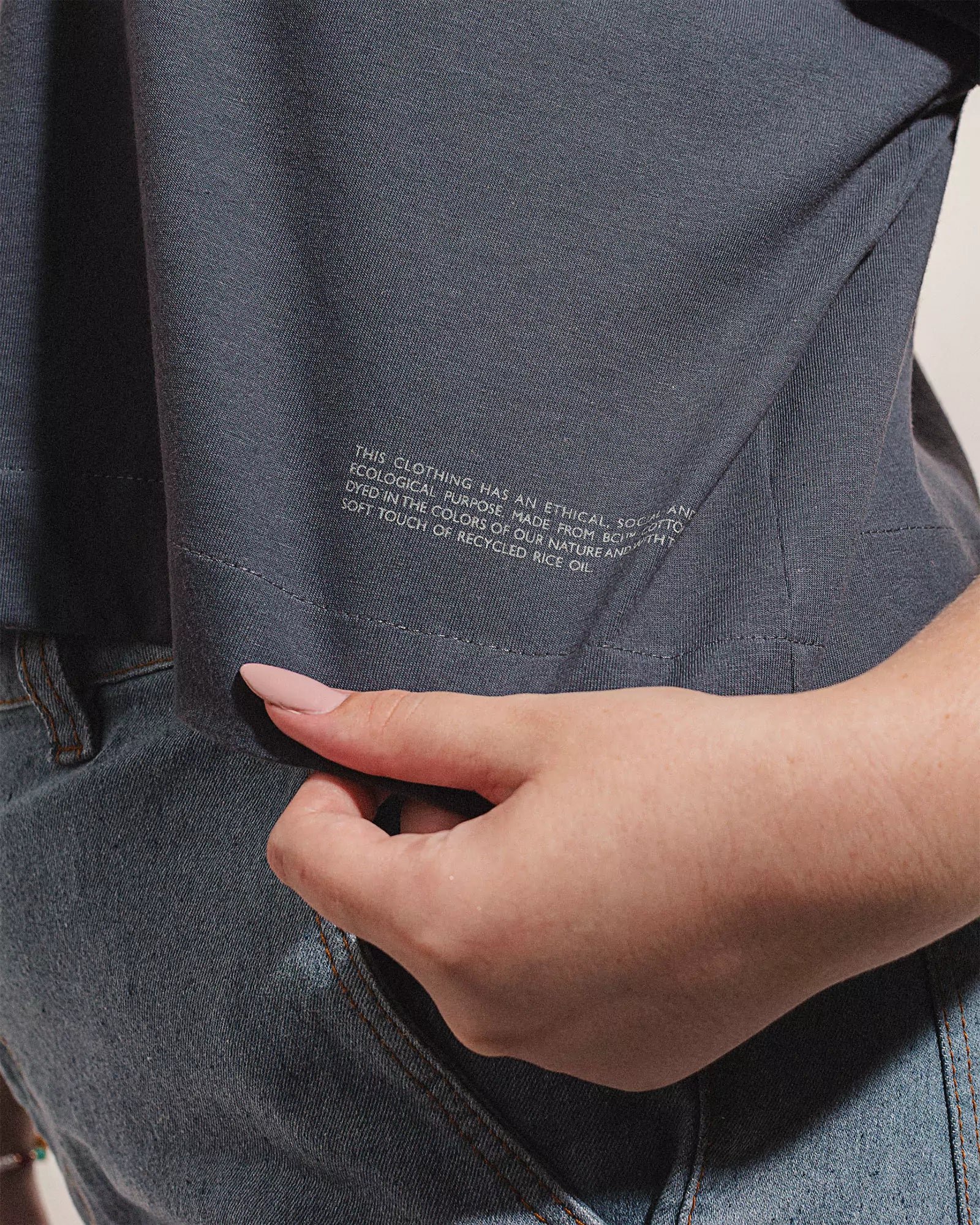 T-shirt Cropped Oversized Antúrio Grafite Minimadeia Compre roupas estilosas na Amorope, site seguro, frete grátis e parcelamento sem juros. Moda feminina e masculina num só lugar.