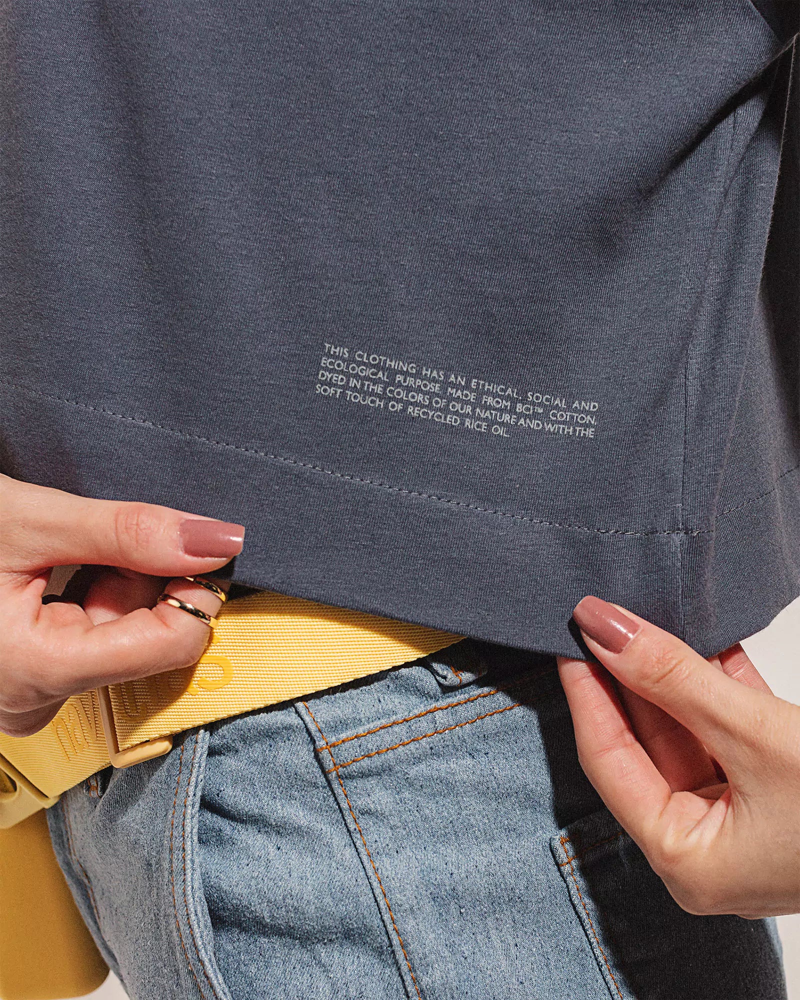 T-shirt Cropped Oversized Antúrio Grafite Minimadeia Compre roupas estilosas na Amorope, site seguro, frete grátis e parcelamento sem juros. Moda feminina e masculina num só lugar.