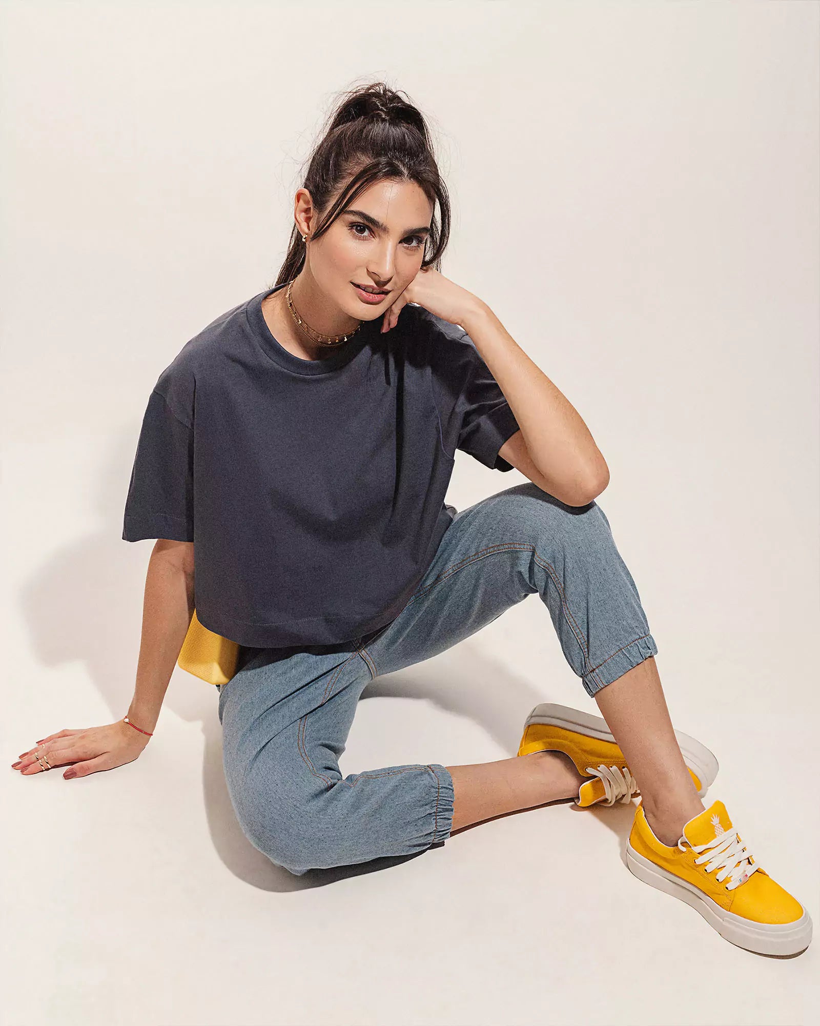 T-shirt Cropped Oversized Antúrio Grafite Minimadeia Compre roupas estilosas na Amorope, site seguro, frete grátis e parcelamento sem juros. Moda feminina e masculina num só lugar.