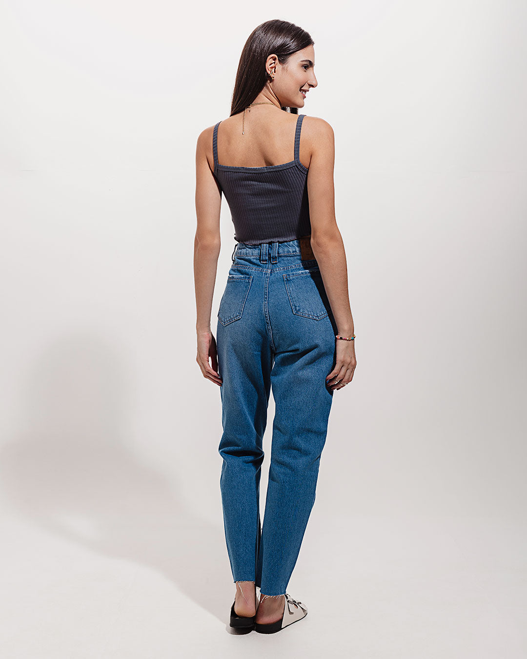 Calça Mom Jeans Mandacaru Minimadeia Compre roupas estilosas na Amorope, site seguro, frete grátis e parcelamento sem juros. Moda feminina e masculina num só lugar.