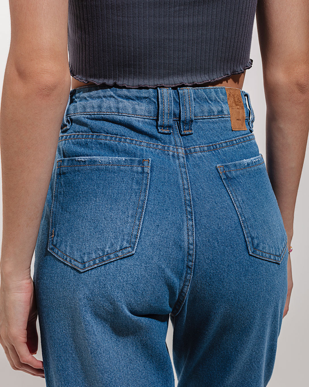 Calça Mom Jeans Mandacaru Minimadeia Compre roupas estilosas na Amorope, site seguro, frete grátis e parcelamento sem juros. Moda feminina e masculina num só lugar.