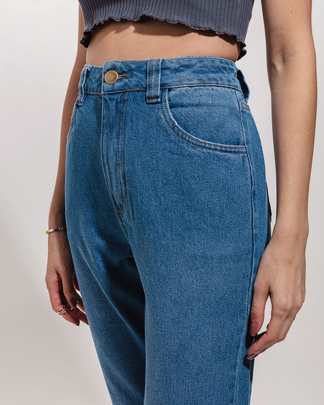 Calça Mom Jeans Mandacaru Minimadeia Compre roupas estilosas na Amorope, site seguro, frete grátis e parcelamento sem juros. Moda feminina e masculina num só lugar.