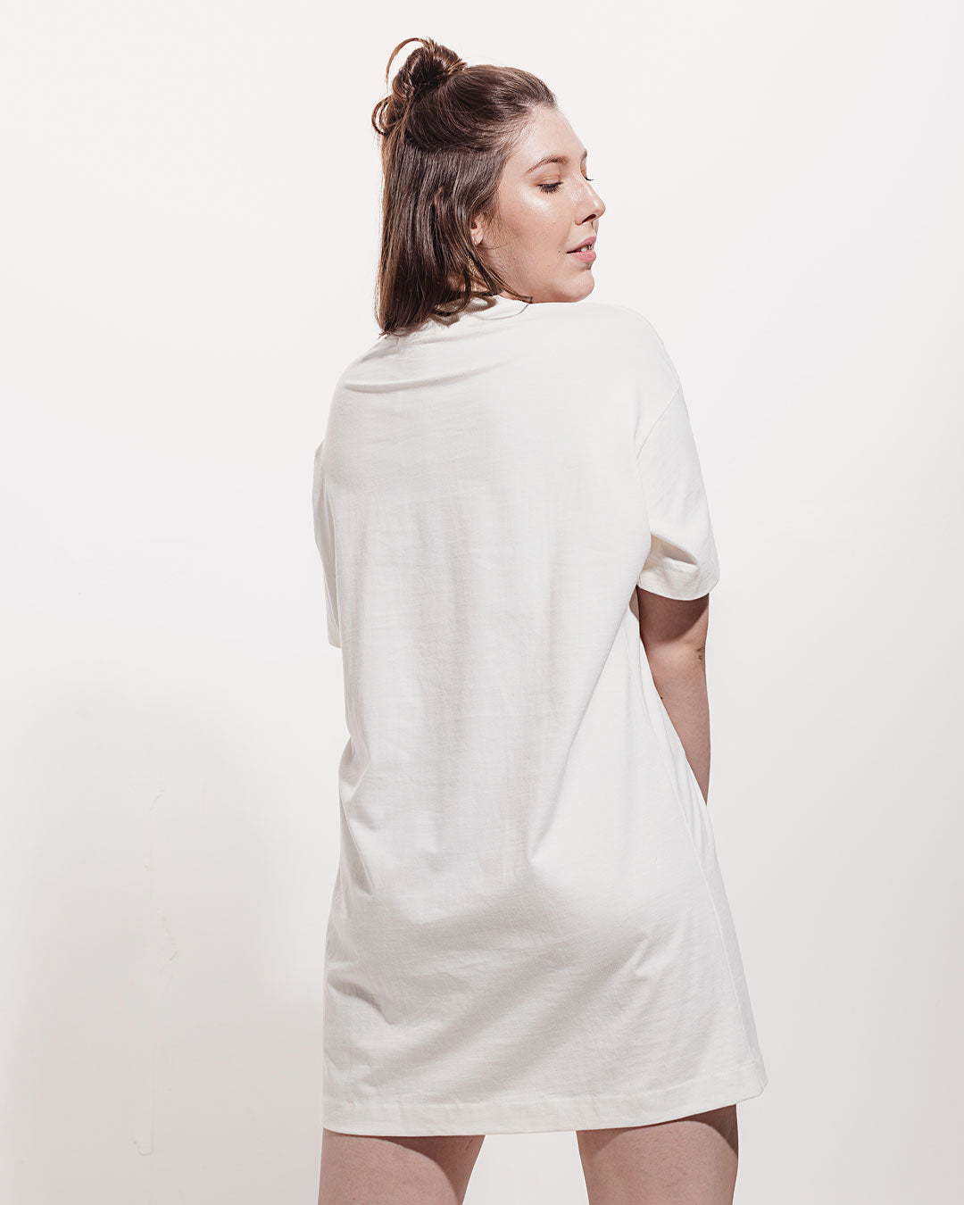 Vestido Camisetão Oversized Gerânio Branco Minimadeia Compre roupas estilosas na Amorope, site seguro, frete grátis e parcelamento sem juros. Moda feminina e masculina num só lugar.