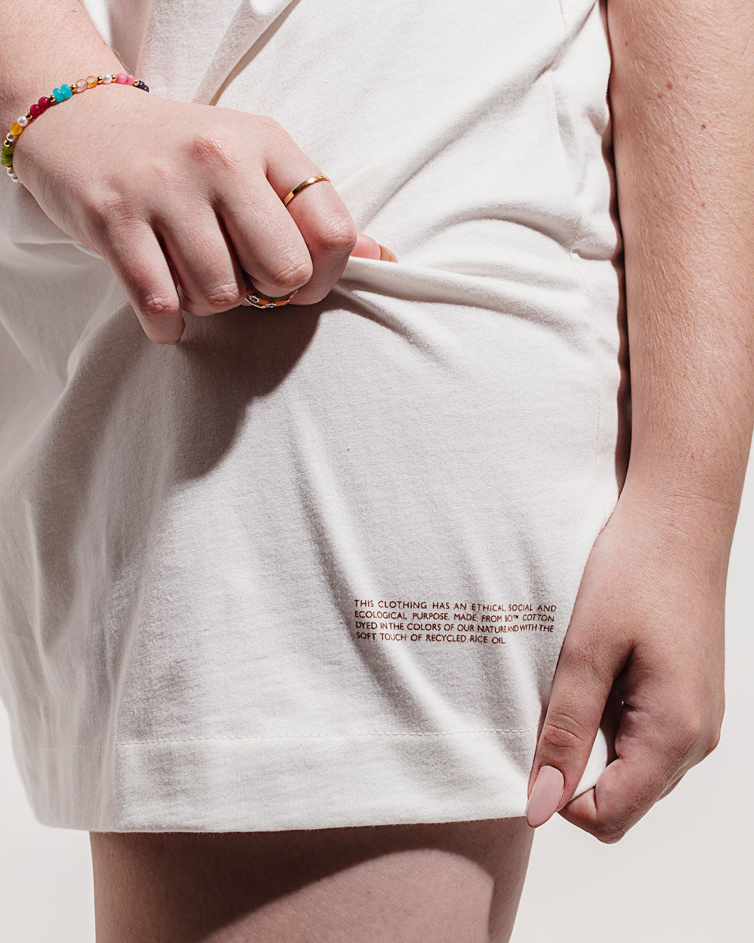Vestido Camisetão Oversized Gerânio Branco Minimadeia Compre roupas estilosas na Amorope, site seguro, frete grátis e parcelamento sem juros. Moda feminina e masculina num só lugar.