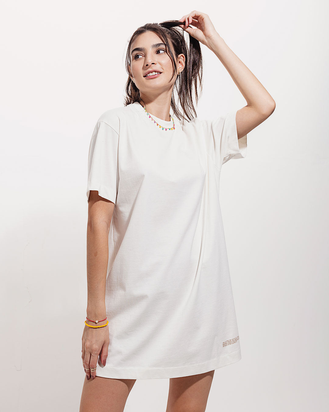 Vestido Camisetão Oversized Gerânio Branco Minimadeia Compre roupas estilosas na Amorope, site seguro, frete grátis e parcelamento sem juros. Moda feminina e masculina num só lugar.
