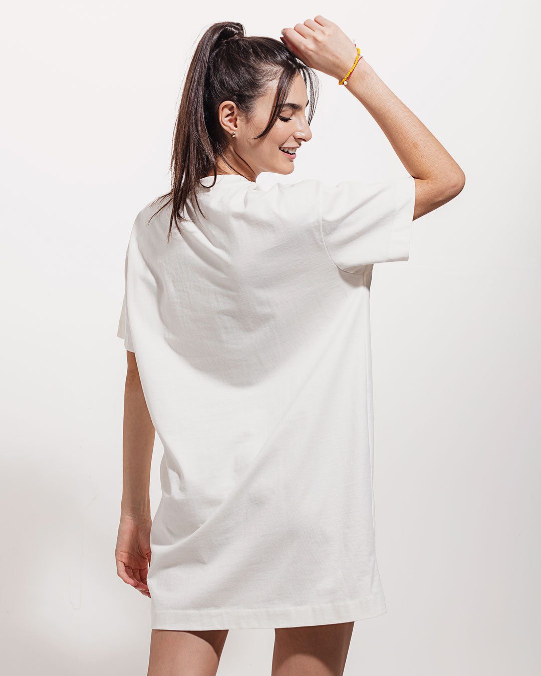 Vestido Camisetão Oversized Gerânio Branco Minimadeia Compre roupas estilosas na Amorope, site seguro, frete grátis e parcelamento sem juros. Moda feminina e masculina num só lugar.