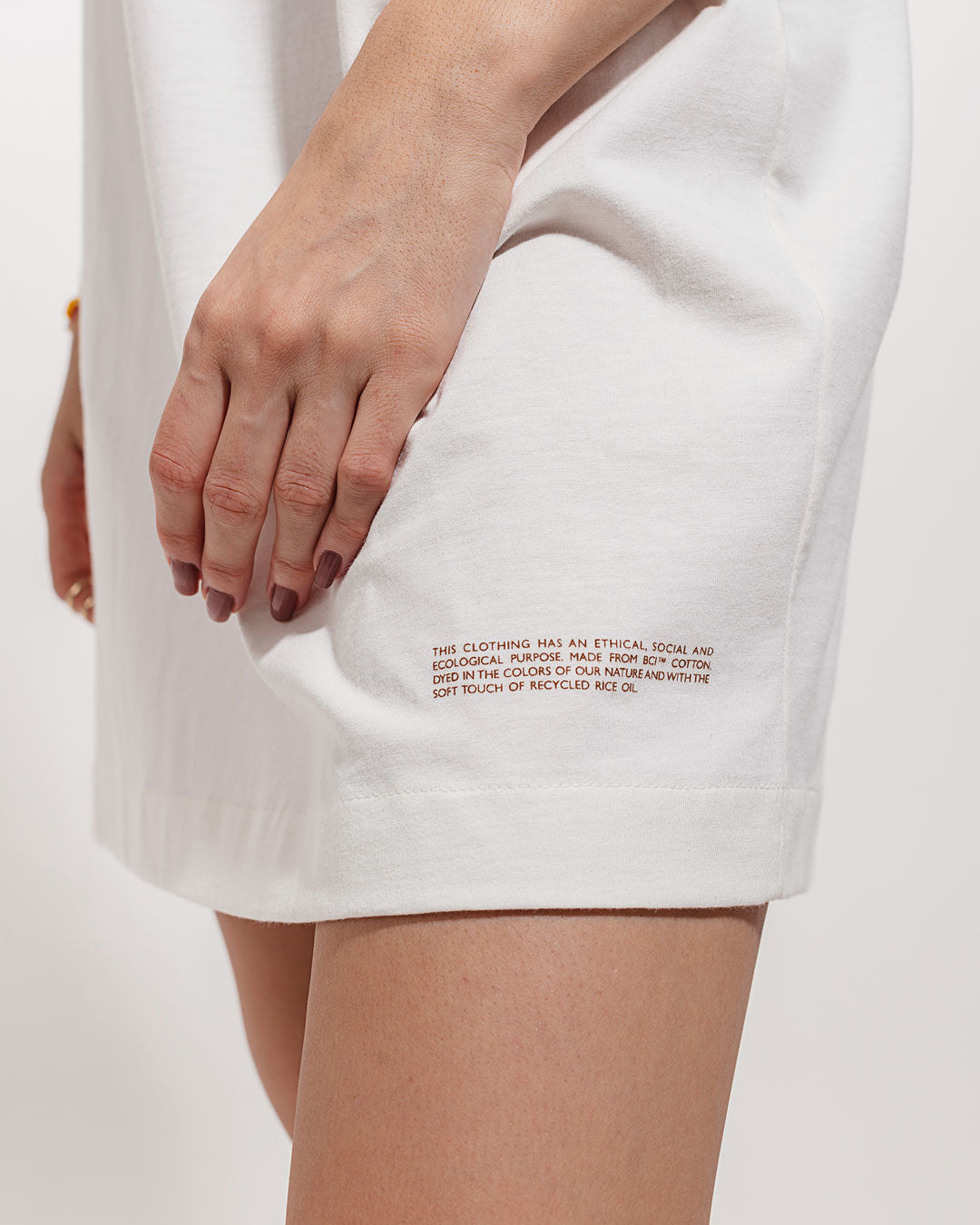 Vestido Camisetão Oversized Gerânio Branco Minimadeia Compre roupas estilosas na Amorope, site seguro, frete grátis e parcelamento sem juros. Moda feminina e masculina num só lugar.