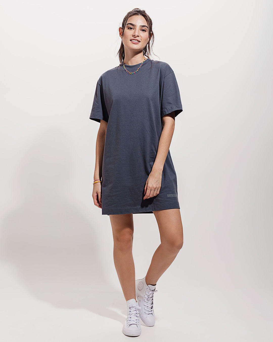 Vestido Camisetão Oversized Gerânio Grafite Minimadeia Compre roupas estilosas na Amorope, site seguro, frete grátis e parcelamento sem juros. Moda feminina e masculina num só lugar.