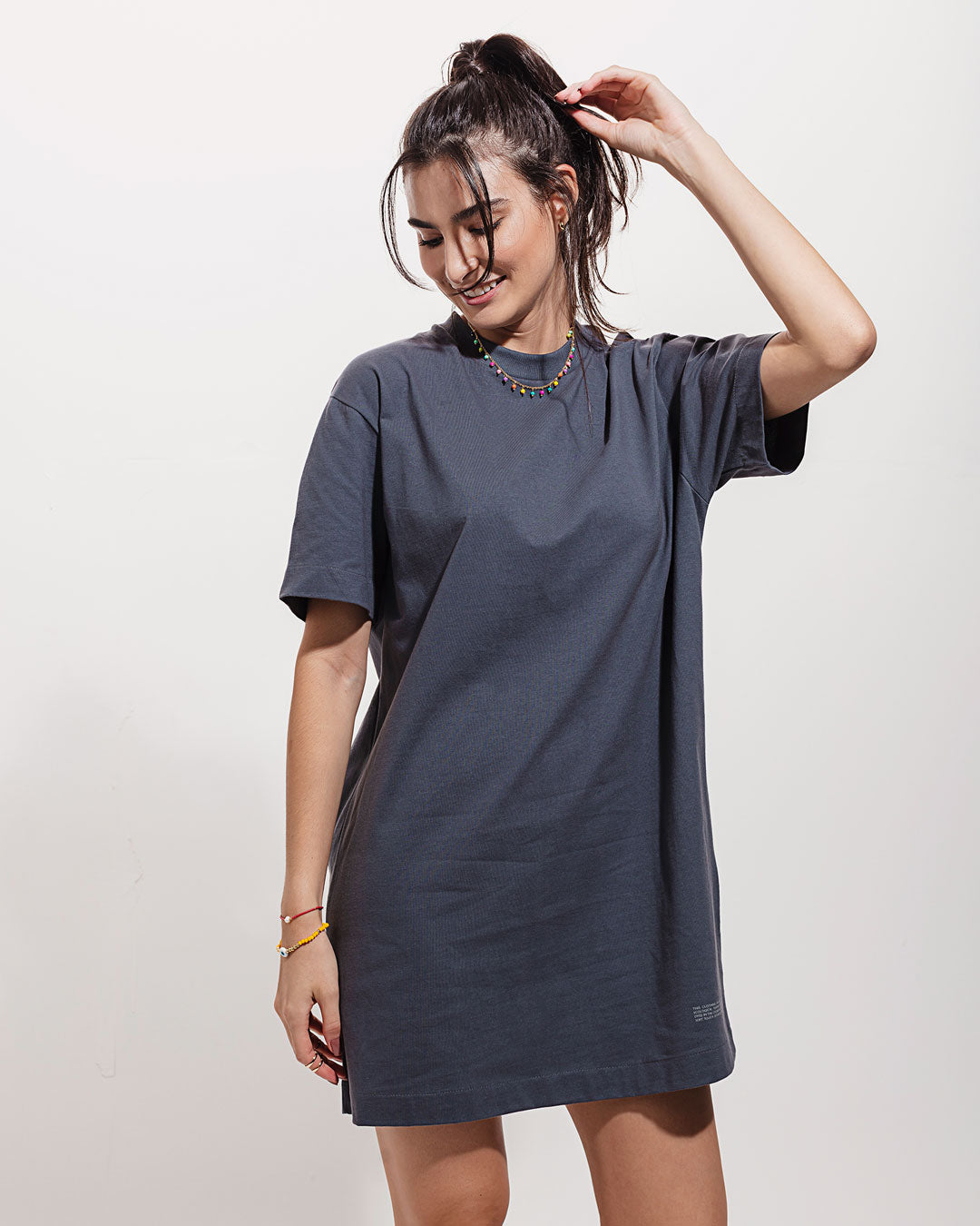 Vestido Camisetão Oversized Gerânio Grafite Minimadeia Compre roupas estilosas na Amorope, site seguro, frete grátis e parcelamento sem juros. Moda feminina e masculina num só lugar.