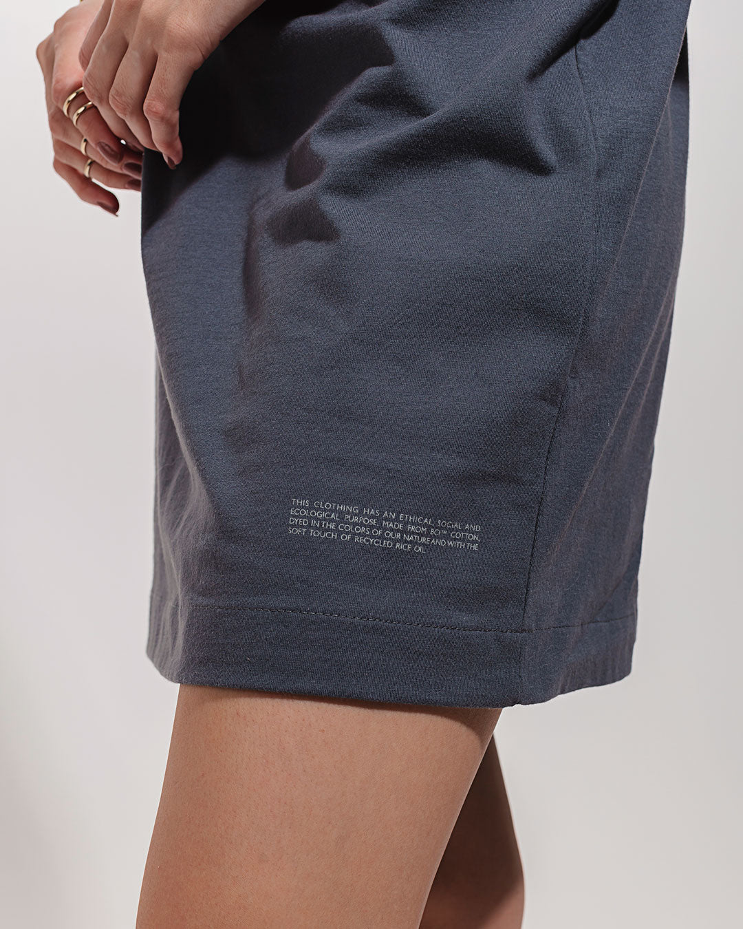 Vestido Camisetão Oversized Gerânio Grafite Minimadeia Compre roupas estilosas na Amorope, site seguro, frete grátis e parcelamento sem juros. Moda feminina e masculina num só lugar.