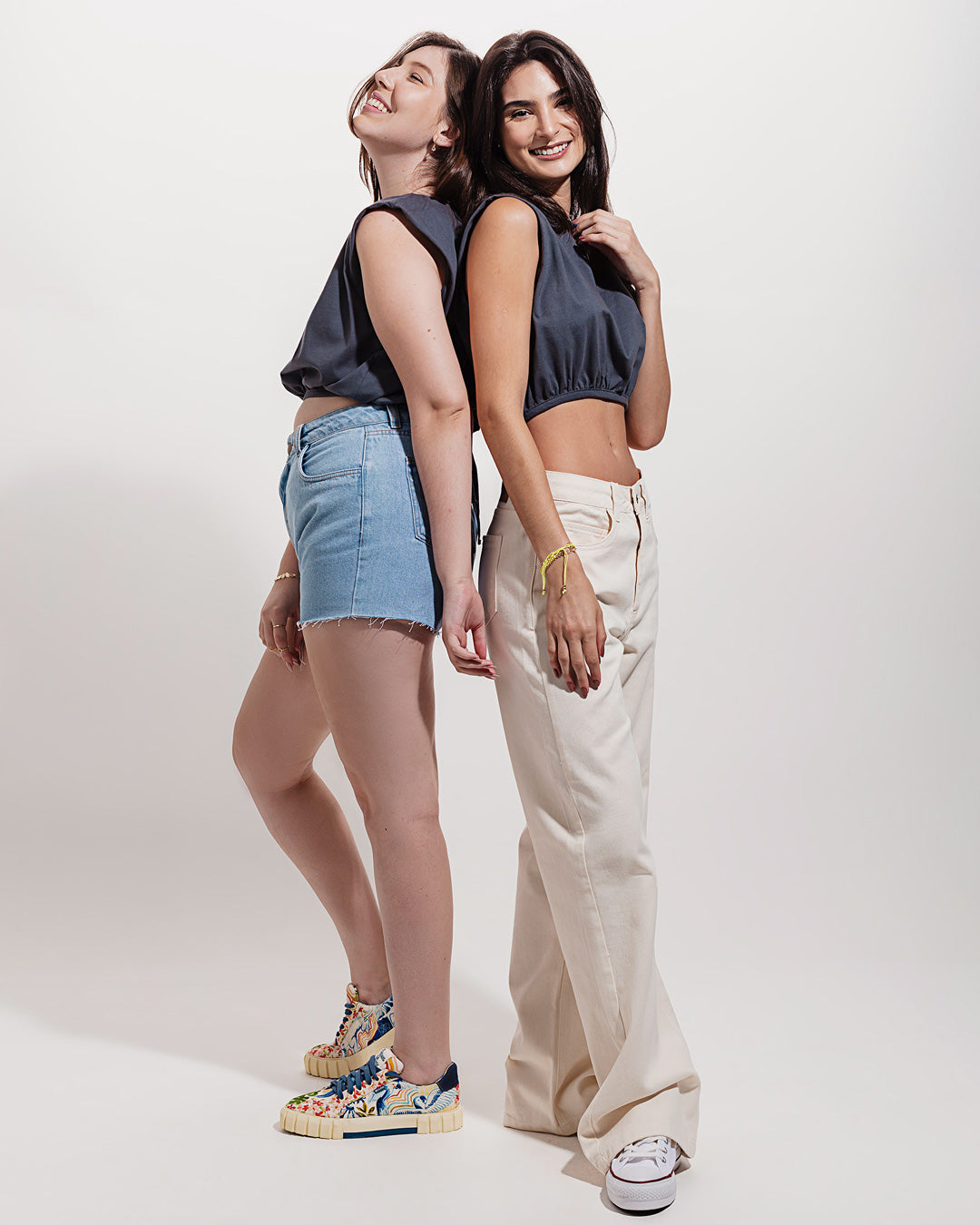 Blusa Ampla Amarração Hibisco Grafite Minimadeia Compre roupas estilosas na Amorope, site seguro, frete grátis e parcelamento sem juros. Moda feminina e masculina num só lugar.