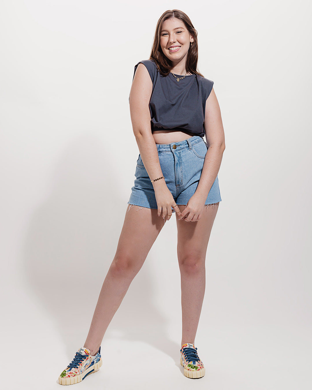 Blusa Ampla Amarração Hibisco Grafite Minimadeia Compre roupas estilosas na Amorope, site seguro, frete grátis e parcelamento sem juros. Moda feminina e masculina num só lugar.