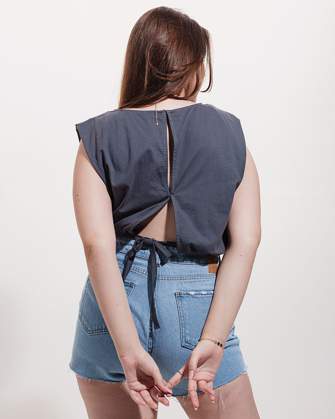Blusa Ampla Amarração Hibisco Grafite Minimadeia Compre roupas estilosas na Amorope, site seguro, frete grátis e parcelamento sem juros. Moda feminina e masculina num só lugar.