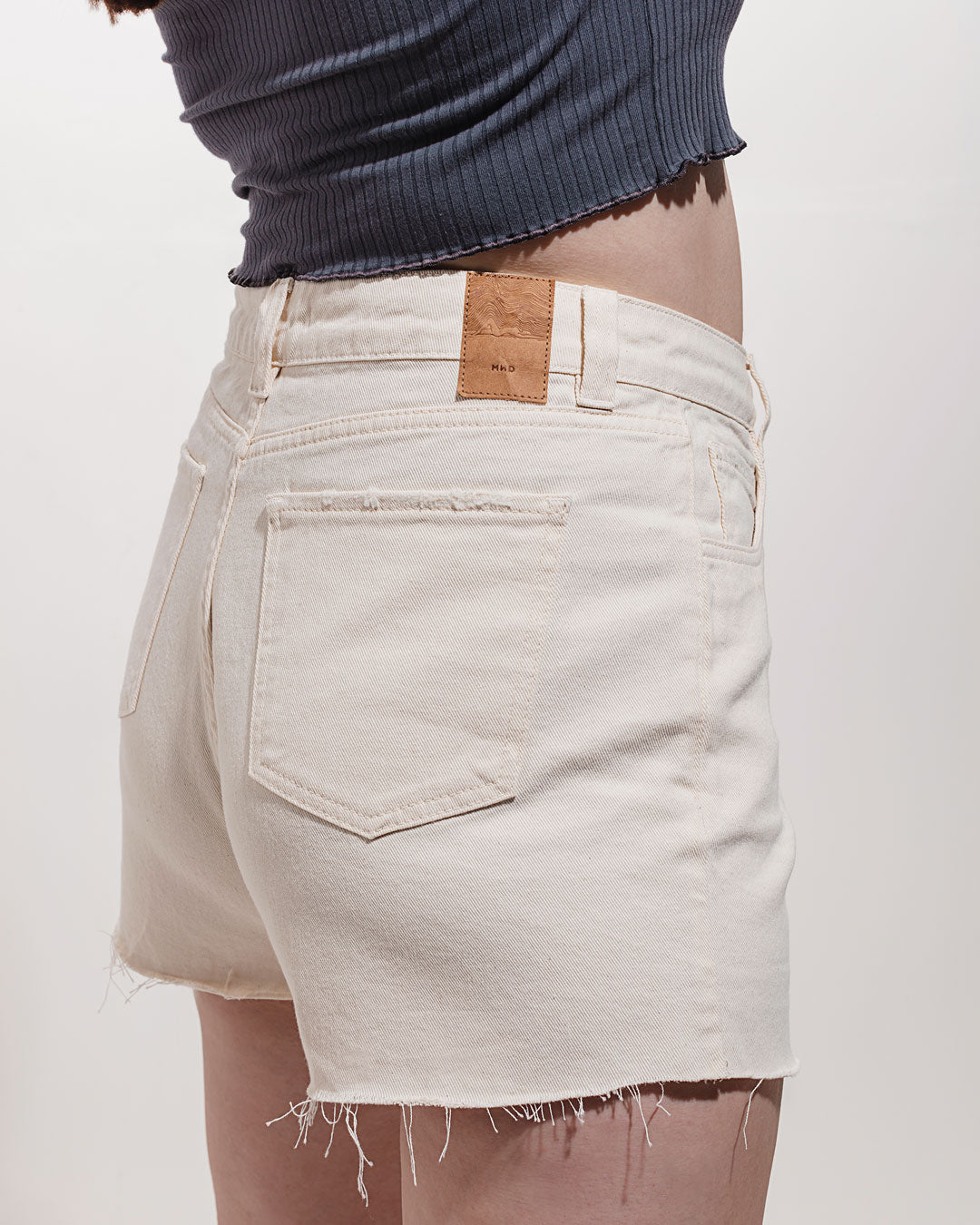 Short Sarja Araucária Minimadeia Compre roupas estilosas na Amorope, site seguro, frete grátis e parcelamento sem juros. Moda feminina e masculina num só lugar.