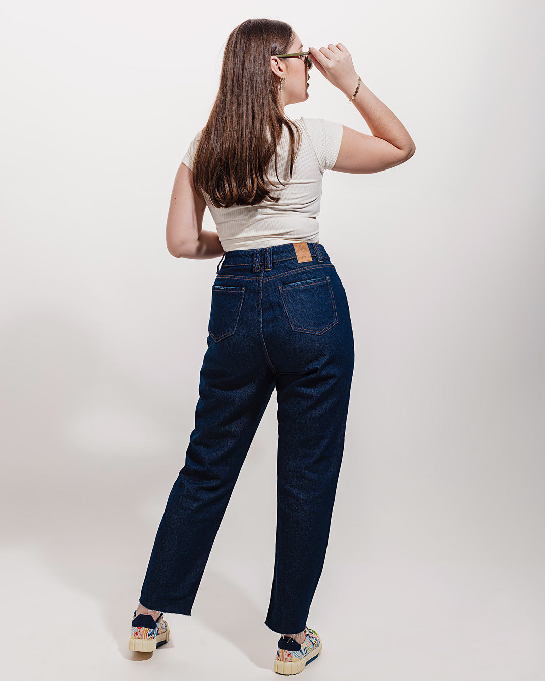 Calça Mom Jeans Mandacaru Minimadeia Compre roupas estilosas na Amorope, site seguro, frete grátis e parcelamento sem juros. Moda feminina e masculina num só lugar.