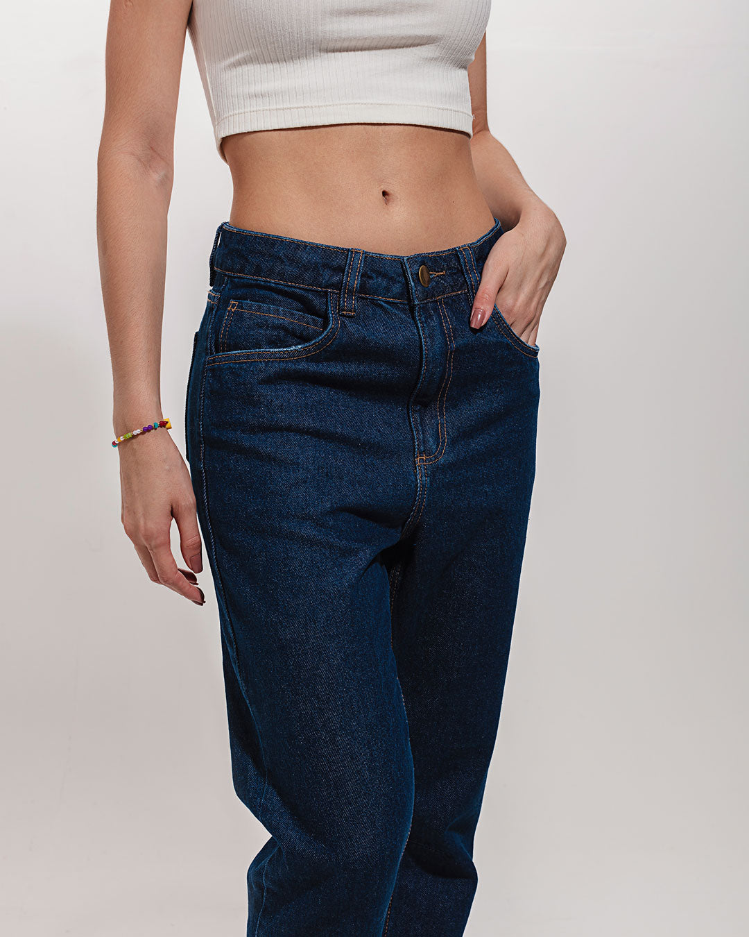 Calça Mom Jeans Mandacaru Minimadeia Compre roupas estilosas na Amorope, site seguro, frete grátis e parcelamento sem juros. Moda feminina e masculina num só lugar.