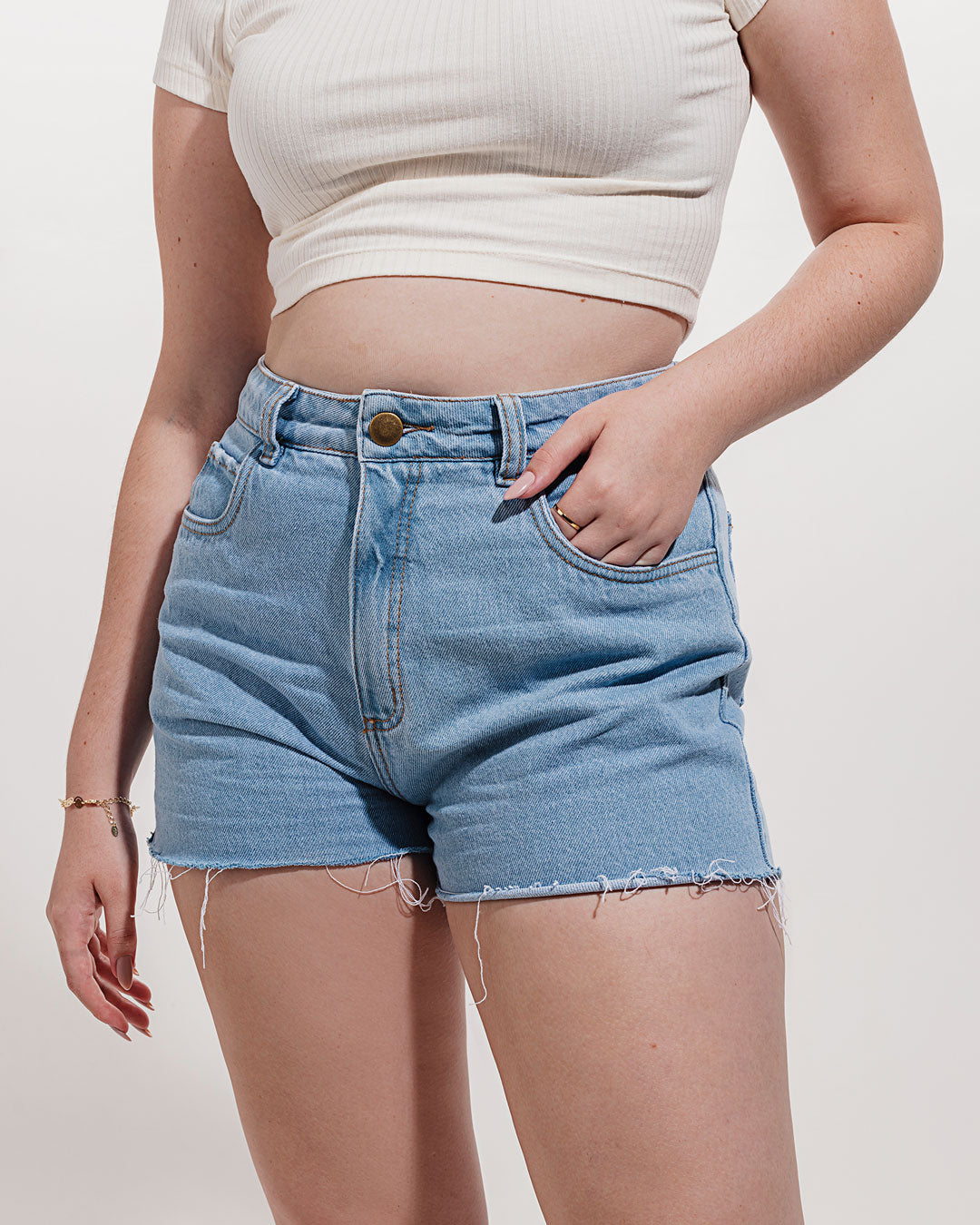Short Jeans Samambaia Minimadeia Compre roupas estilosas na Amorope, site seguro, frete grátis e parcelamento sem juros. Moda feminina e masculina num só lugar.