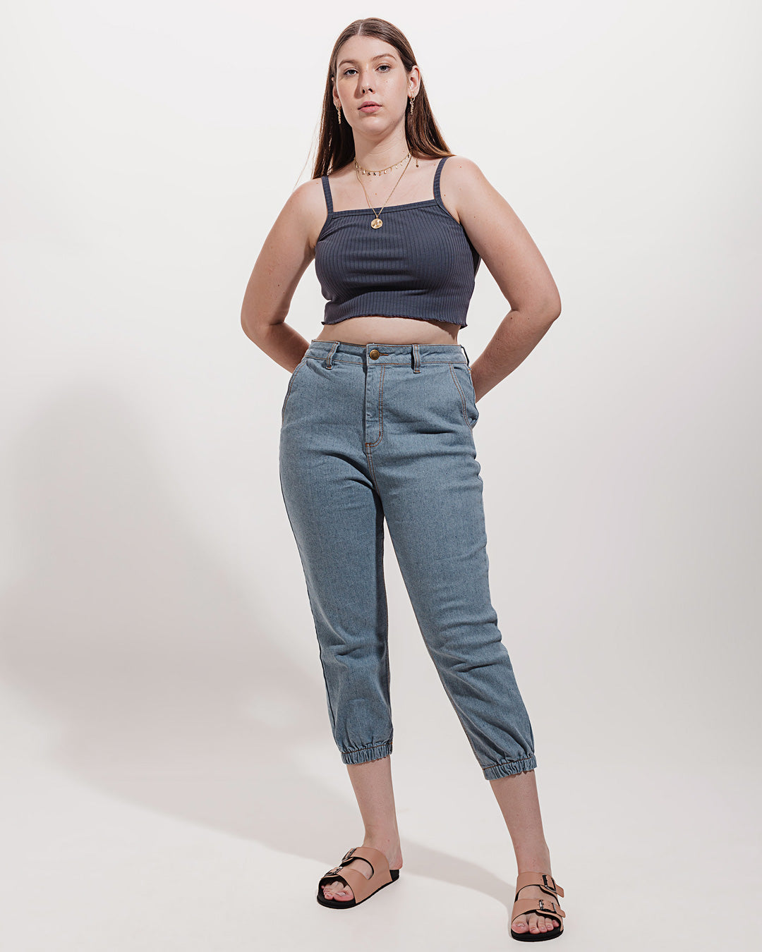 Calça Jogger Jacarandá Minimadeia Compre roupas estilosas na Amorope, site seguro, frete grátis e parcelamento sem juros. Moda feminina e masculina num só lugar.