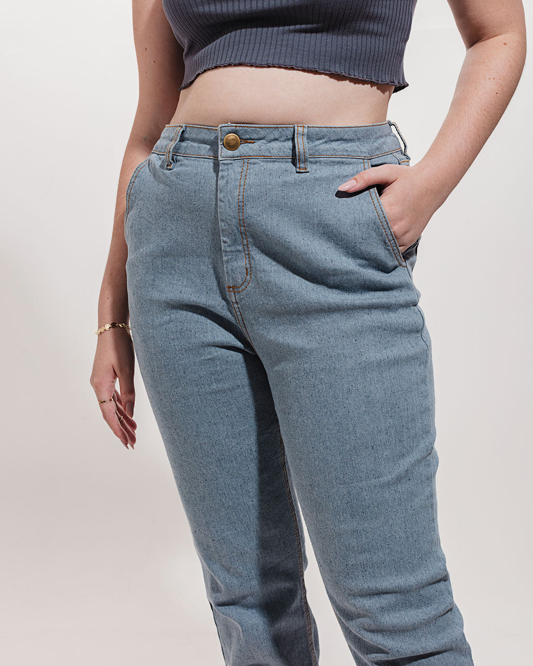 Calça Jogger Jacarandá Minimadeia Compre roupas estilosas na Amorope, site seguro, frete grátis e parcelamento sem juros. Moda feminina e masculina num só lugar.