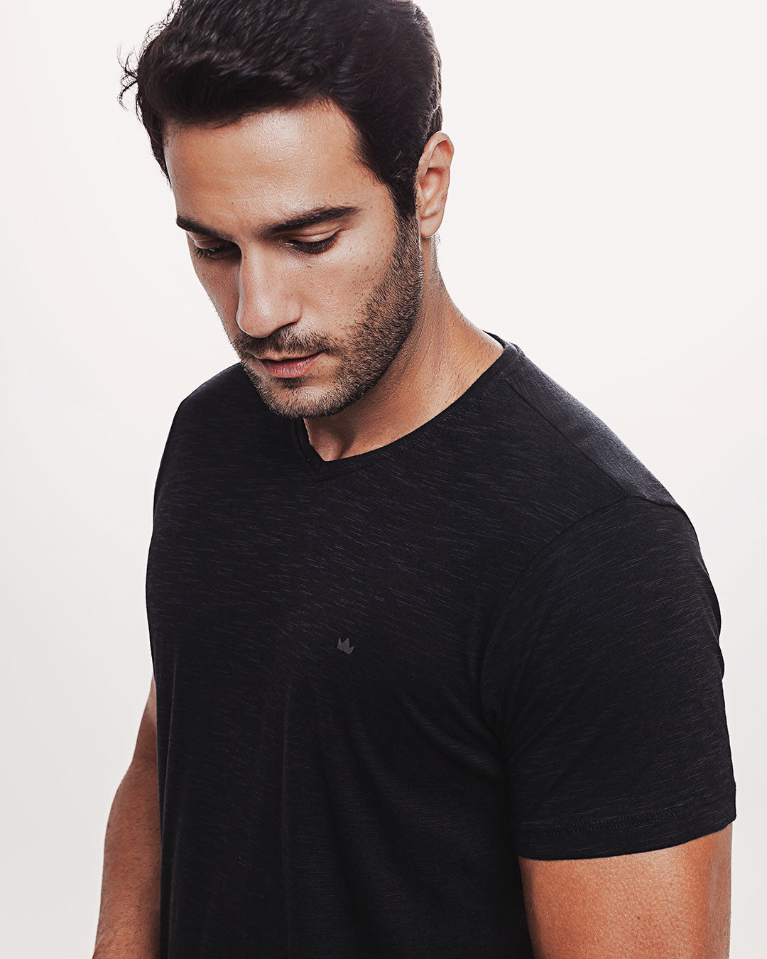 Camiseta Algodão Ultraleve Preta Ezutus Compre roupas estilosas na Amorope, site seguro, frete grátis e parcelamento sem juros. Moda feminina e masculina num só lugar.
