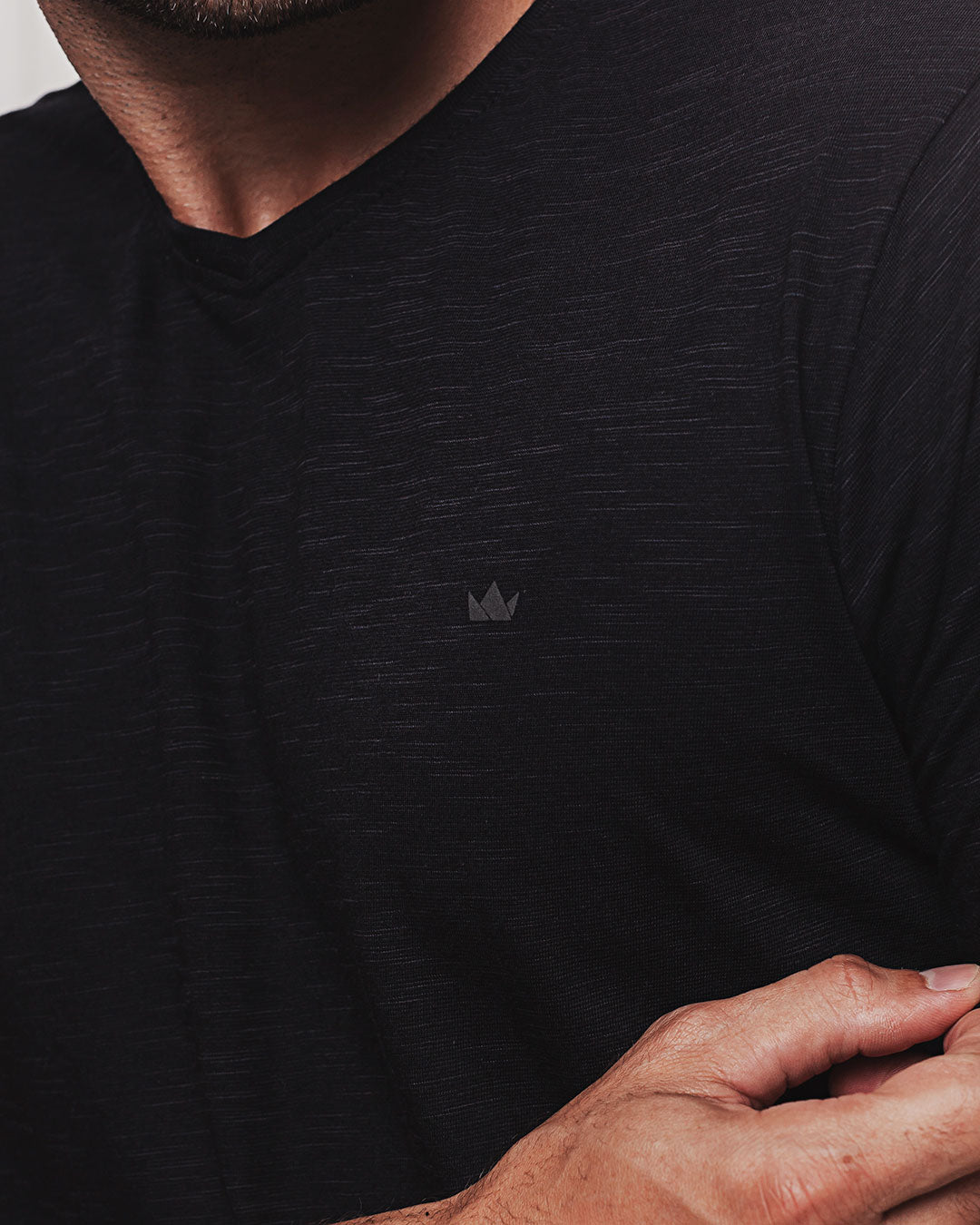 Camiseta Algodão Ultraleve Preta Ezutus Compre roupas estilosas na Amorope, site seguro, frete grátis e parcelamento sem juros. Moda feminina e masculina num só lugar.