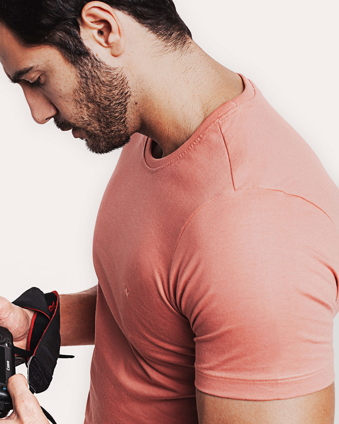 Camiseta Algodão 301 Rosa Ezutus Compre roupas estilosas na Amorope, site seguro, frete grátis e parcelamento sem juros. Moda feminina e masculina num só lugar.