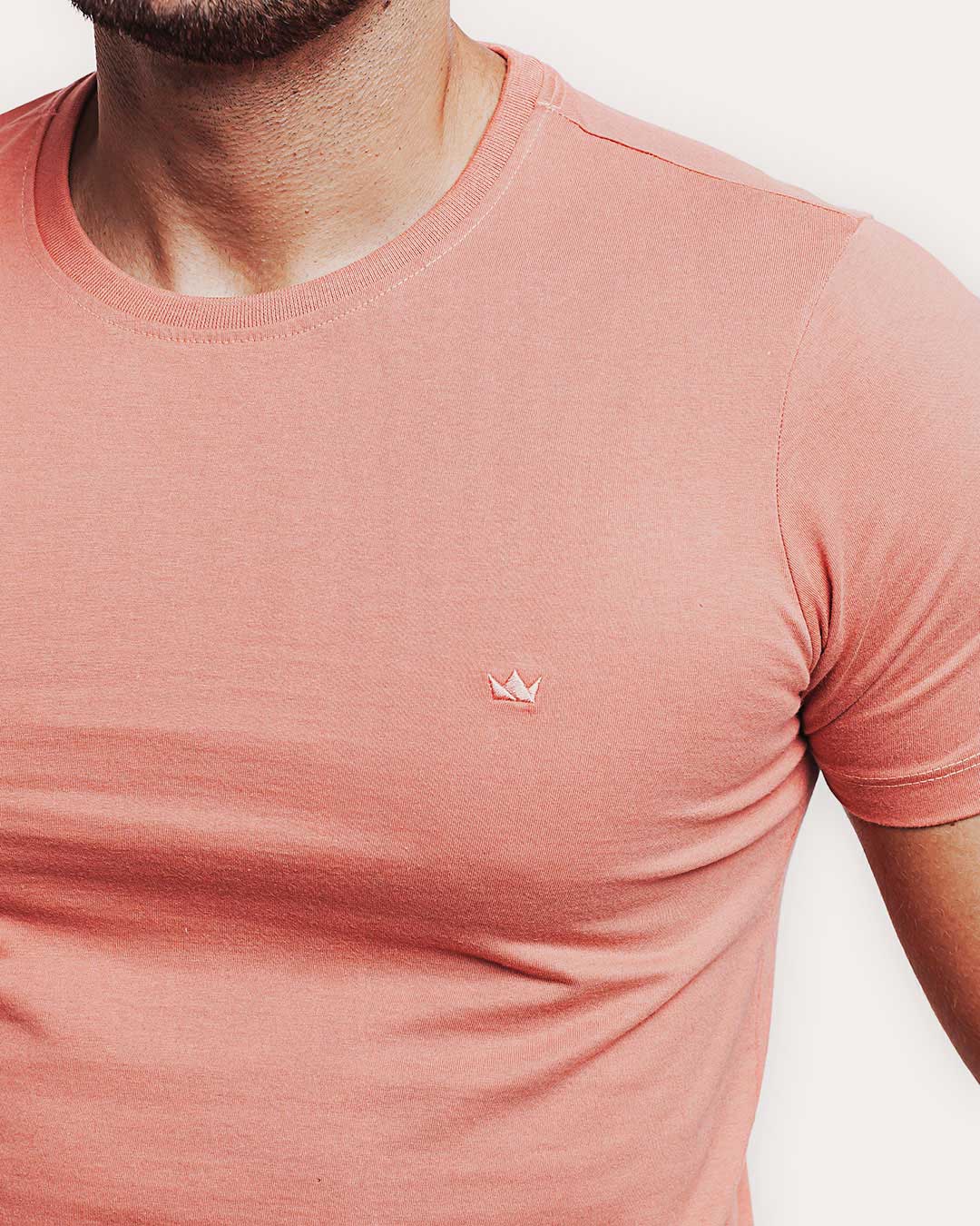Camiseta Algodão 301 Rosa Ezutus Compre roupas estilosas na Amorope, site seguro, frete grátis e parcelamento sem juros. Moda feminina e masculina num só lugar.