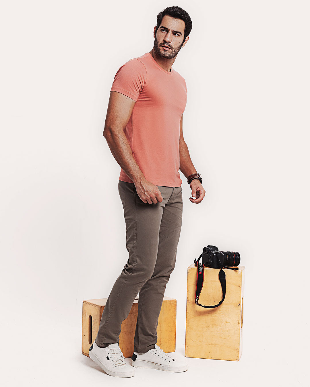 Camiseta Algodão 301 Rosa Ezutus Compre roupas estilosas na Amorope, site seguro, frete grátis e parcelamento sem juros. Moda feminina e masculina num só lugar.