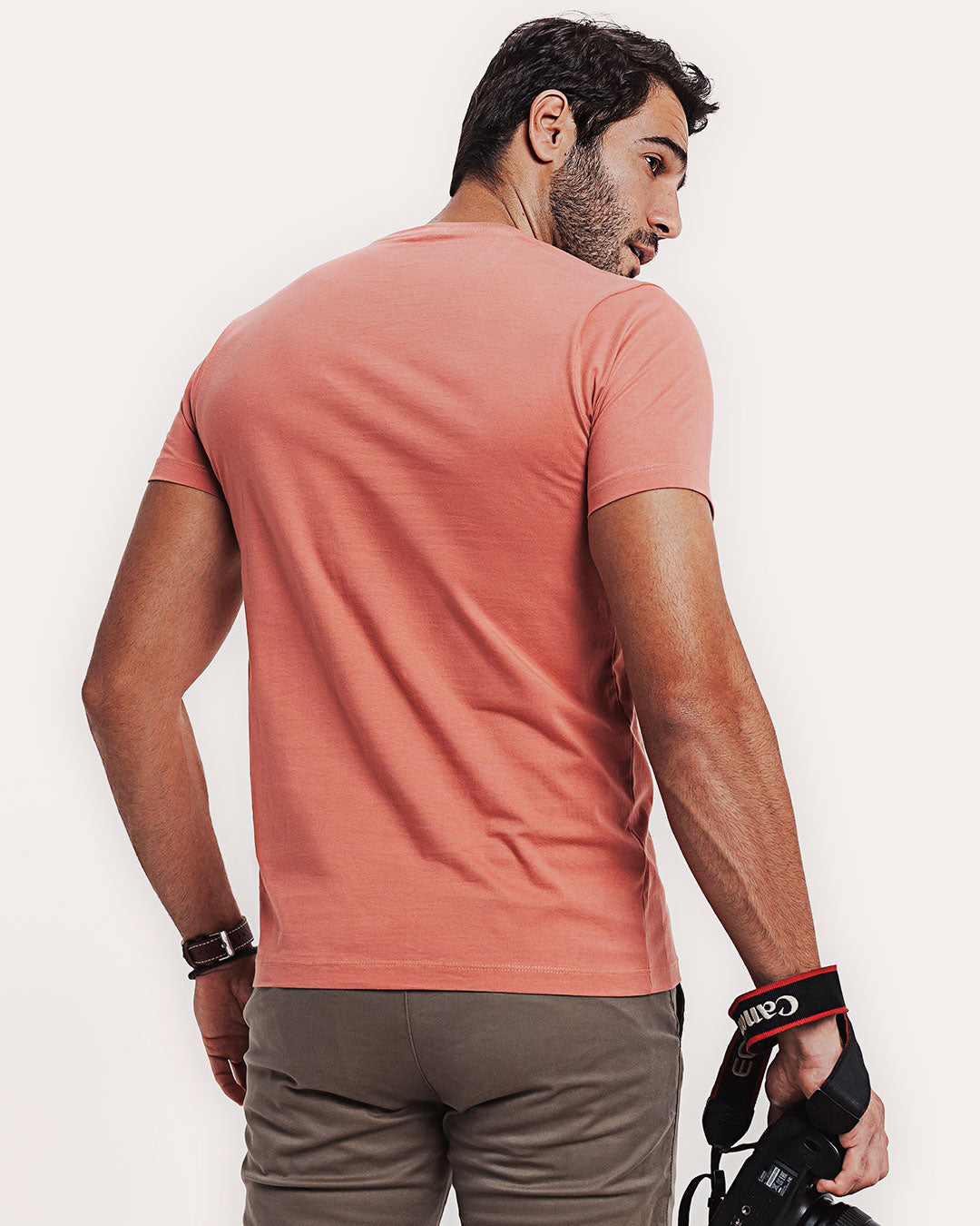 Camiseta Algodão 301 Rosa Ezutus Compre roupas estilosas na Amorope, site seguro, frete grátis e parcelamento sem juros. Moda feminina e masculina num só lugar.