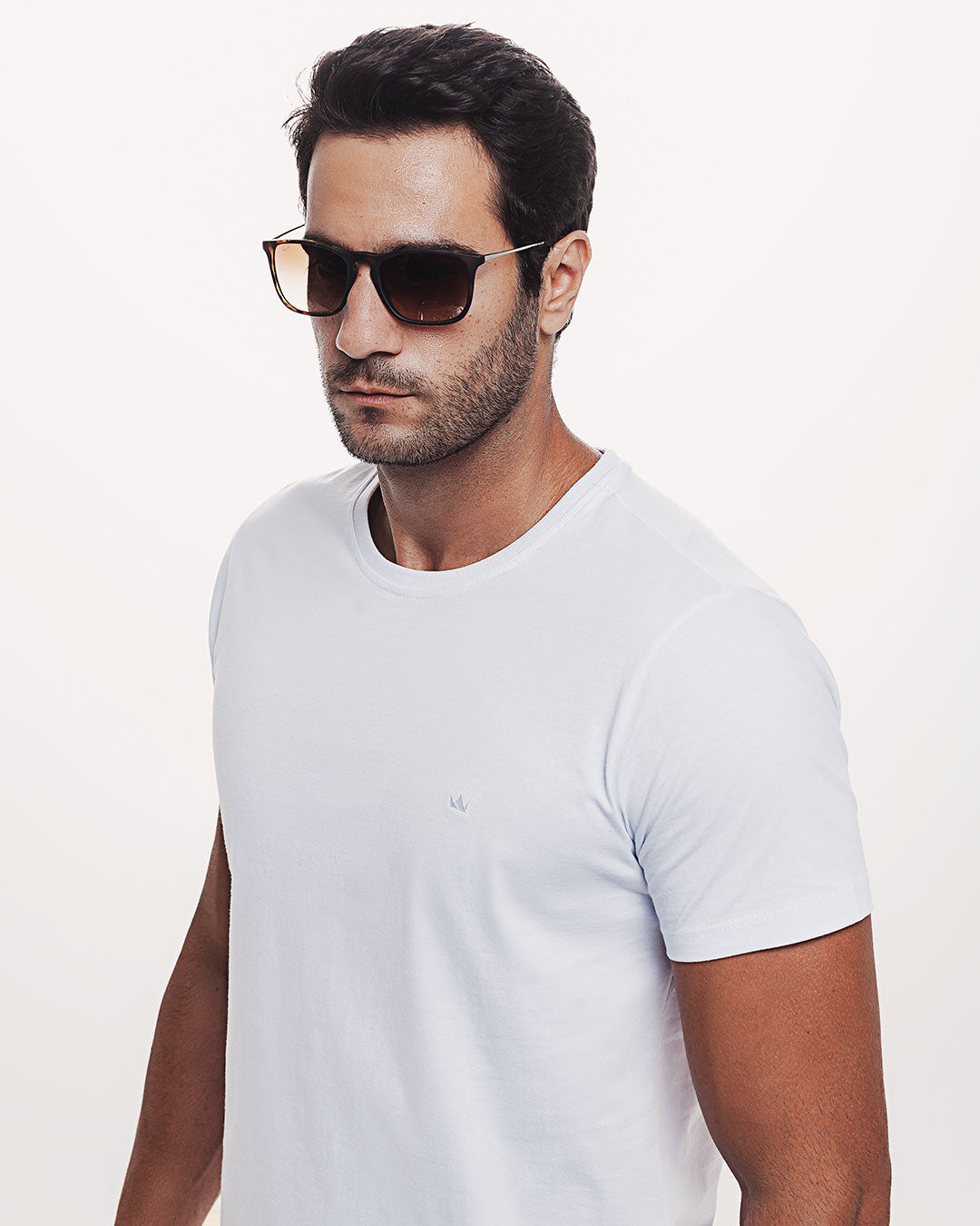 Camiseta Algodão 301 Branca Ezutus Compre roupas estilosas na Amorope, site seguro, frete grátis e parcelamento sem juros. Moda feminina e masculina num só lugar.