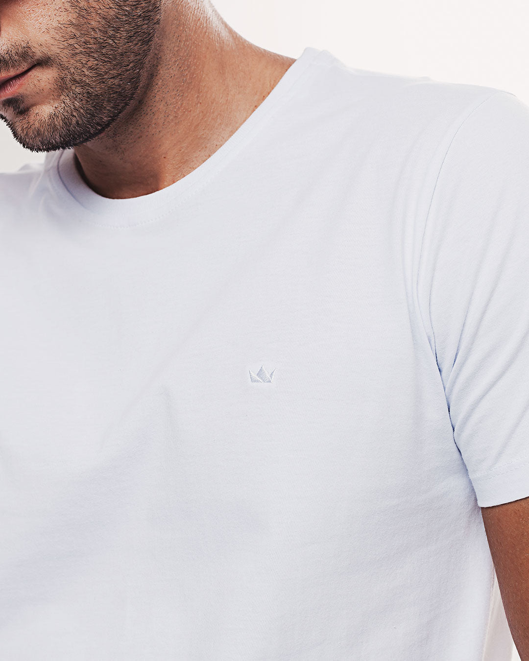 Camiseta Algodão 301 Branca Ezutus Compre roupas estilosas na Amorope, site seguro, frete grátis e parcelamento sem juros. Moda feminina e masculina num só lugar.