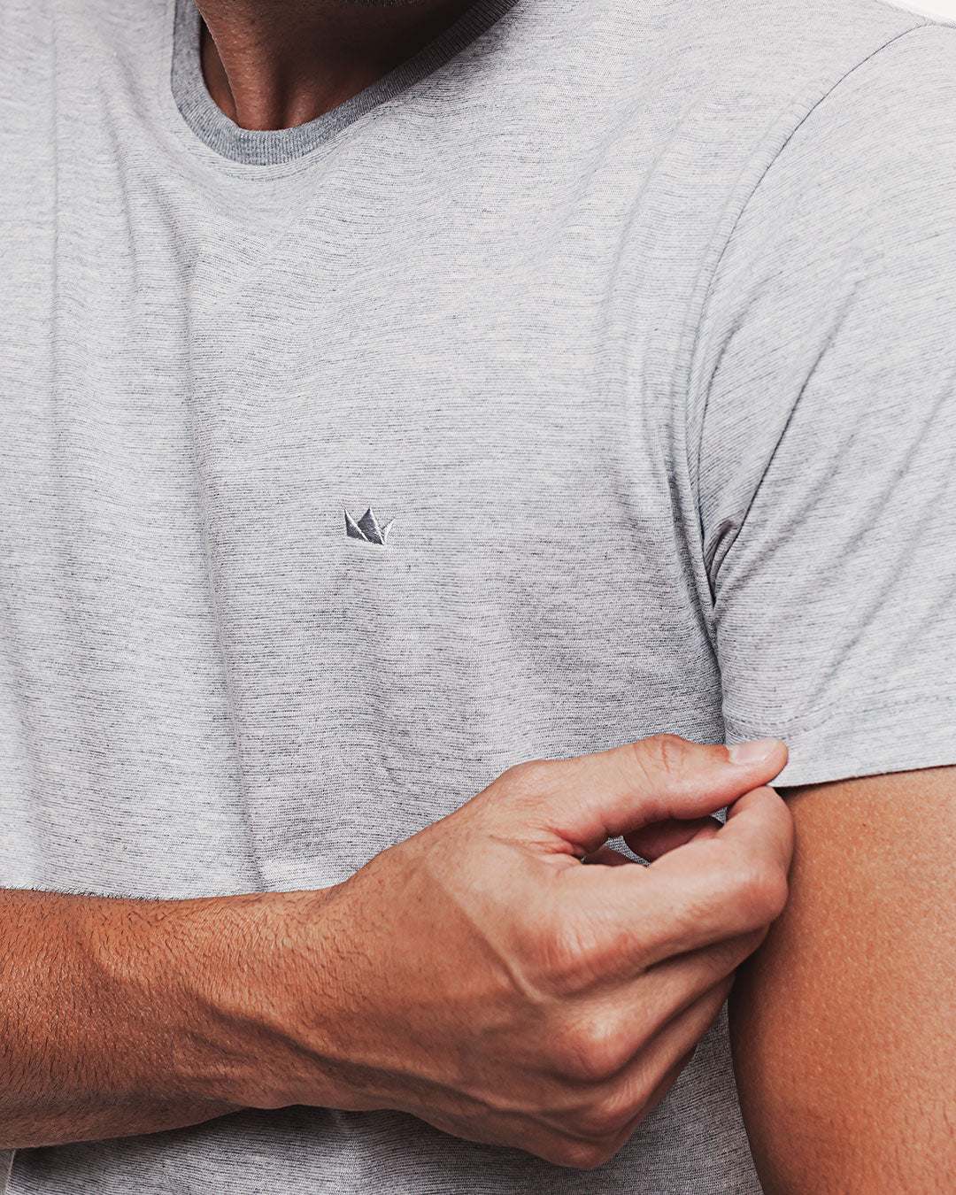 Camiseta Algodão 301 Cinza Mescla Ezutus Compre roupas estilosas na Amorope, site seguro, frete grátis e parcelamento sem juros. Moda feminina e masculina num só lugar.