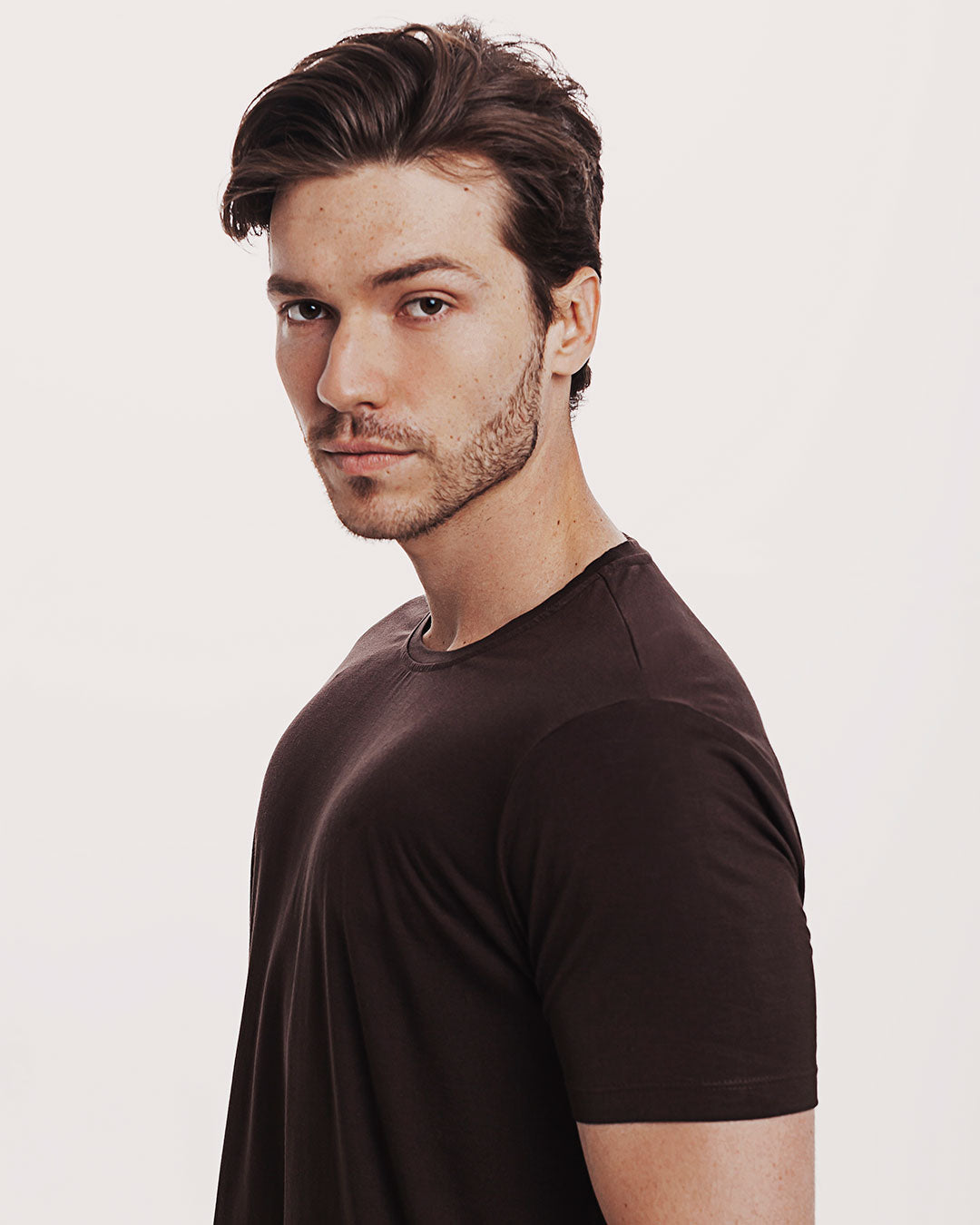 Camiseta Viscose Everyday Marrom Ezutus Compre roupas estilosas na Amorope, site seguro, frete grátis e parcelamento sem juros. Moda feminina e masculina num só lugar.