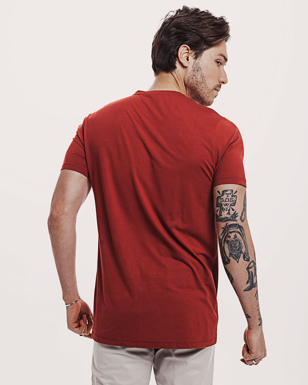 Camiseta Viscose Everyday Vermelha Ezutus Compre roupas estilosas na Amorope, site seguro, frete grátis e parcelamento sem juros. Moda feminina e masculina num só lugar.