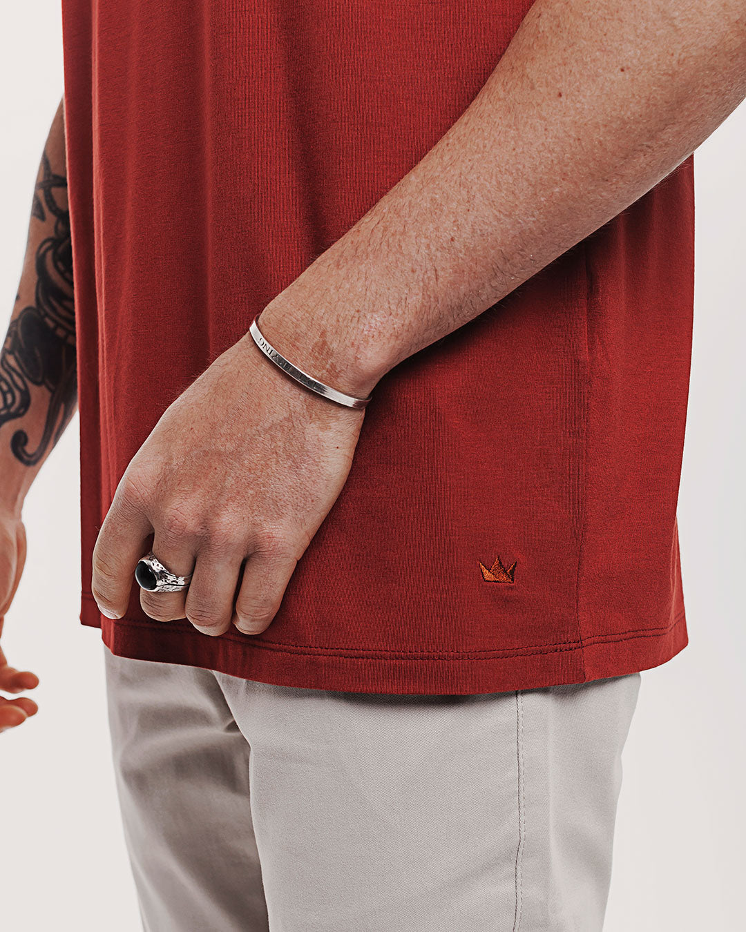 Camiseta Viscose Everyday Vermelha Ezutus Compre roupas estilosas na Amorope, site seguro, frete grátis e parcelamento sem juros. Moda feminina e masculina num só lugar.