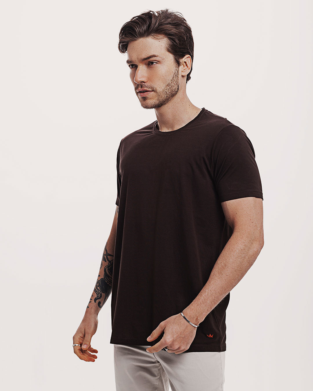 Camiseta Viscose Everyday Marrom Ezutus Compre roupas estilosas na Amorope, site seguro, frete grátis e parcelamento sem juros. Moda feminina e masculina num só lugar.