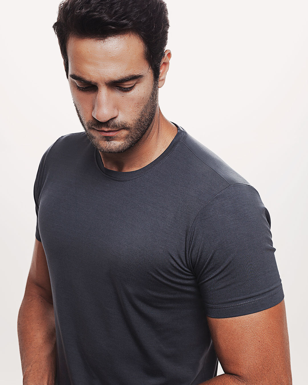Camiseta Viscose Everyday Cinza Escura Ezutus Compre roupas estilosas na Amorope, site seguro, frete grátis e parcelamento sem juros. Moda feminina e masculina num só lugar.