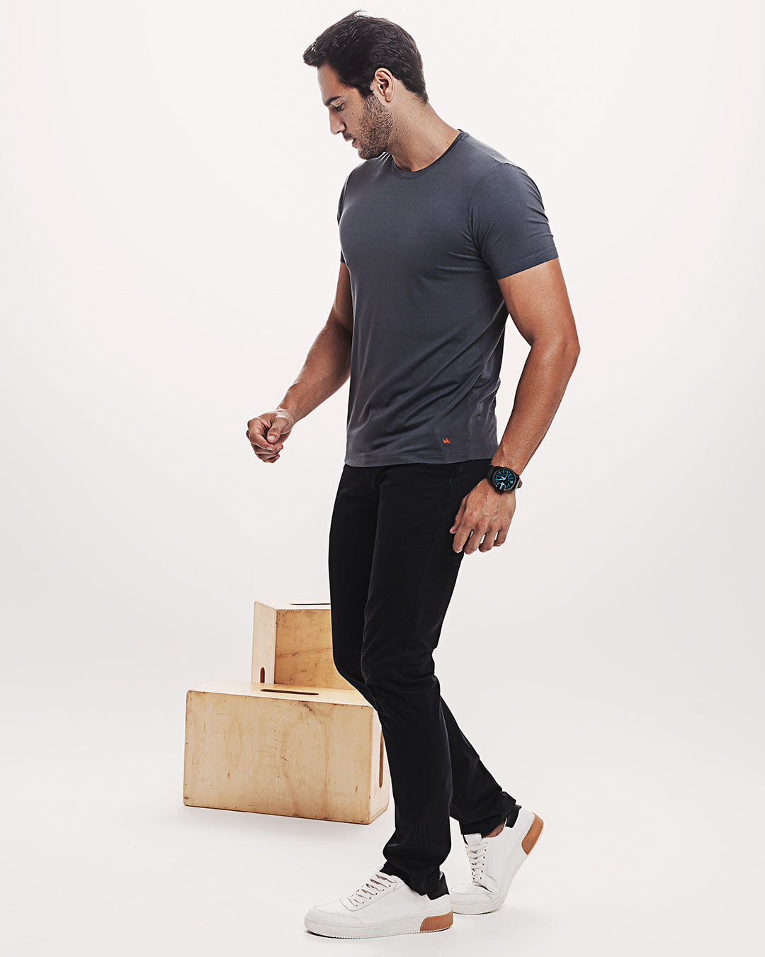 Camiseta Viscose Everyday Cinza Escura Ezutus Compre roupas estilosas na Amorope, site seguro, frete grátis e parcelamento sem juros. Moda feminina e masculina num só lugar.